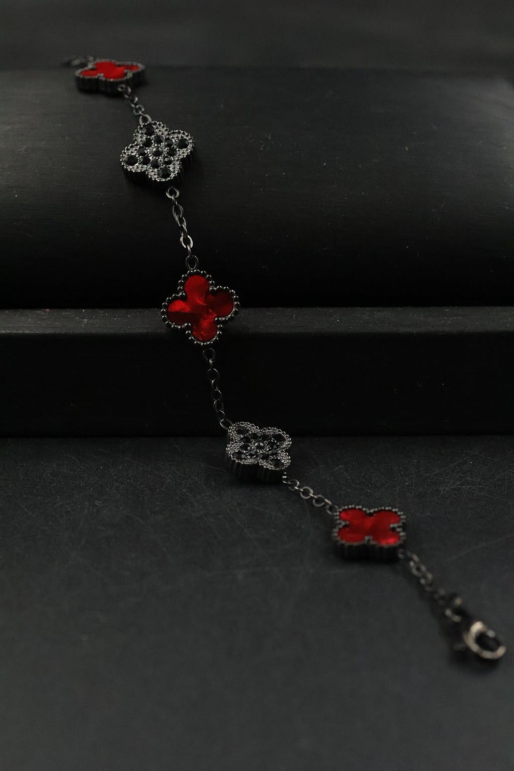 Pulsera Trébol Rojo Mármol- Zirconias Negras.