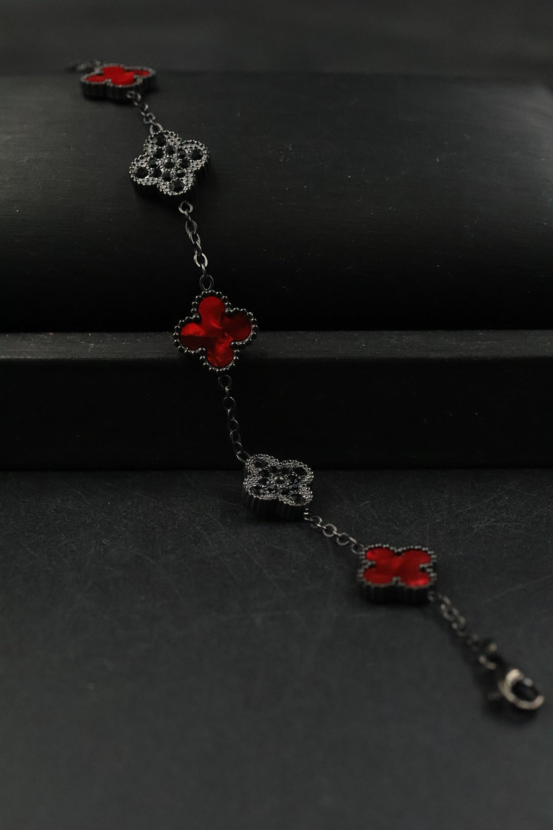 Pulsera Trébol Rojo Mármol- Zirconias Negras.