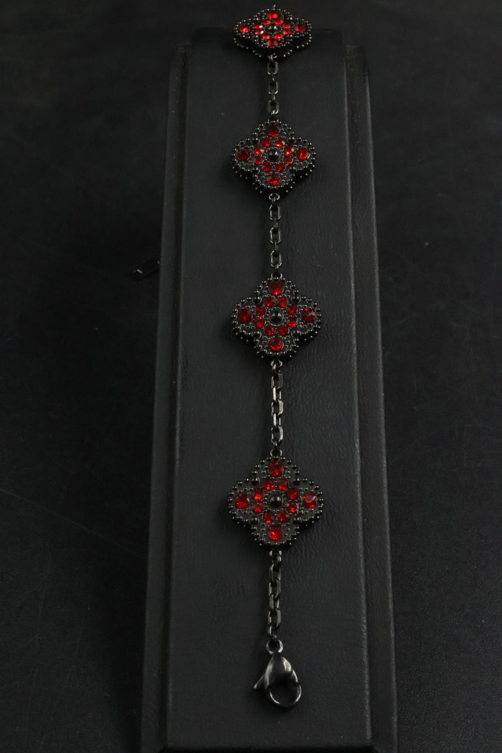Pulsera Trébol Negro - Zirconias Rojo.