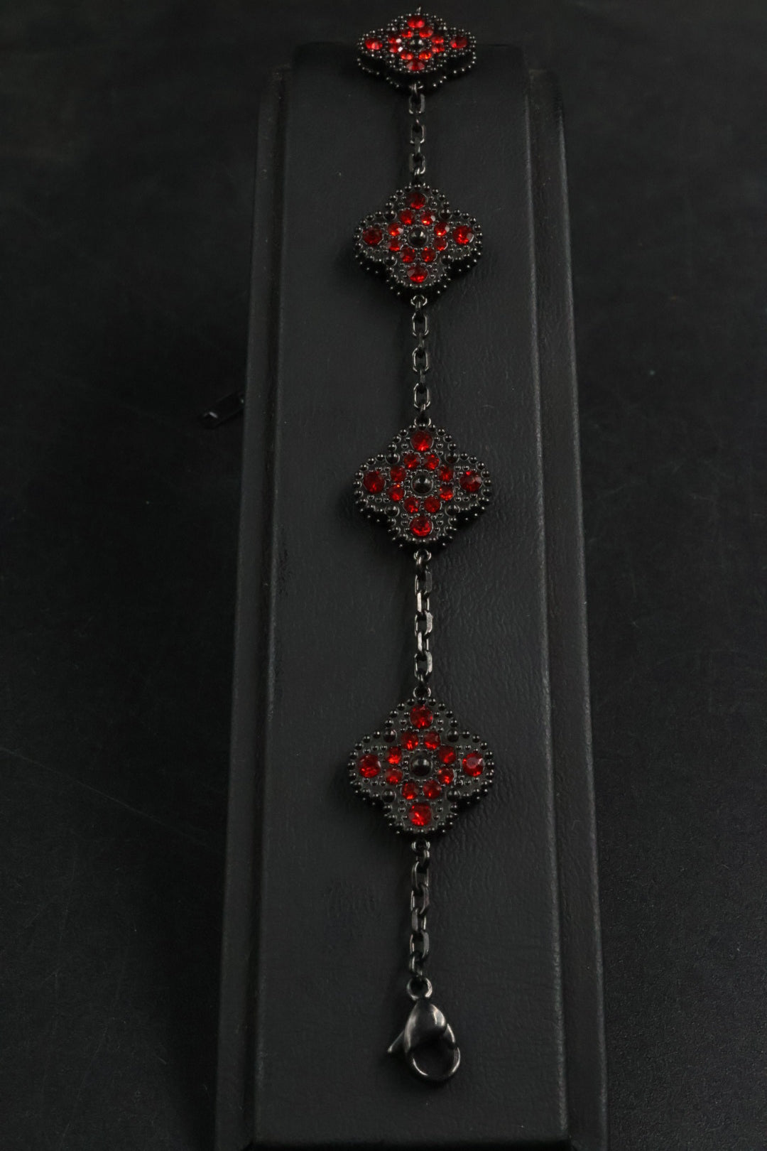 Pulsera Trébol Negro - Zirconias Rojo.