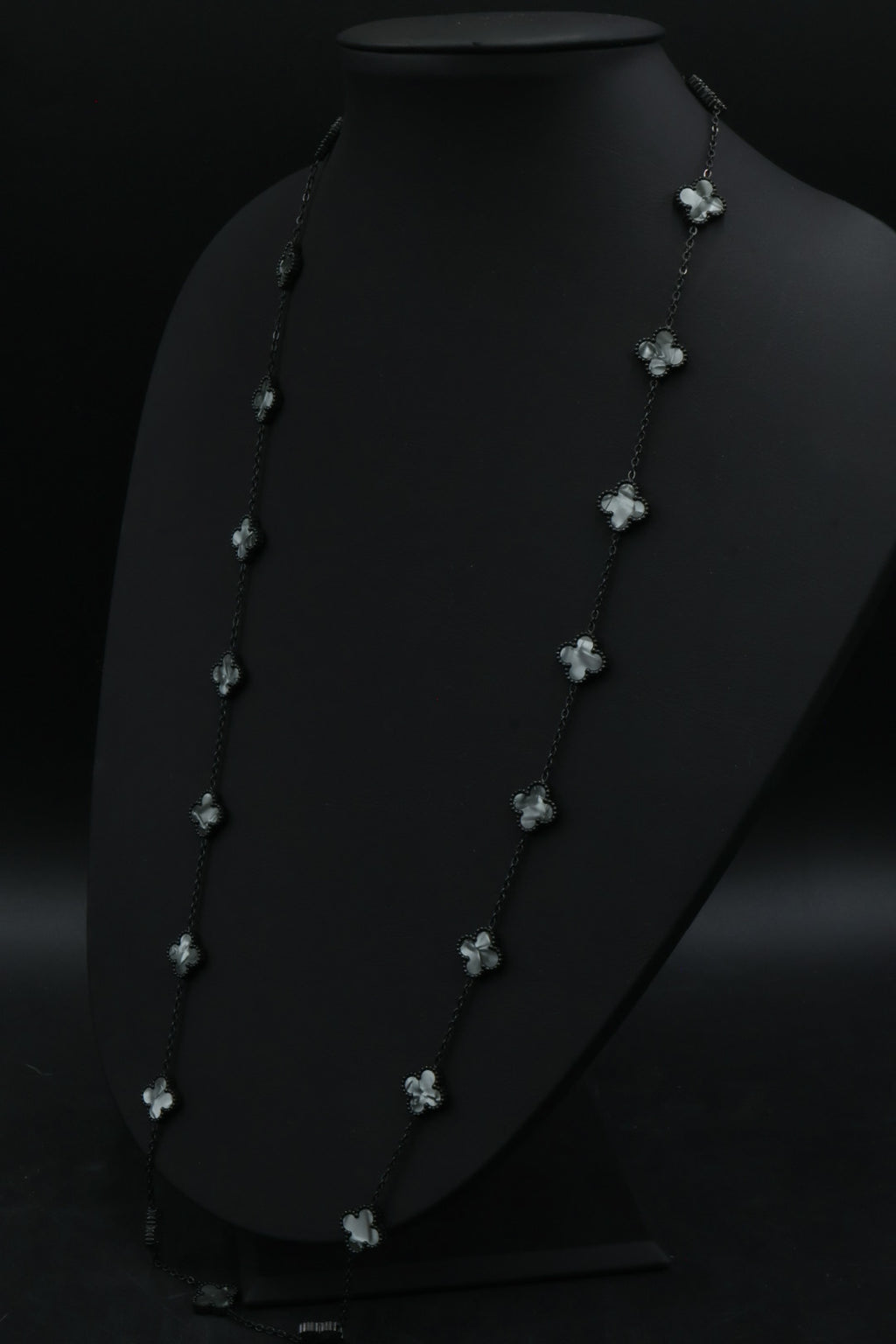 Collar Largo Trébol 13 mm Gris Marmolado. - Negro.