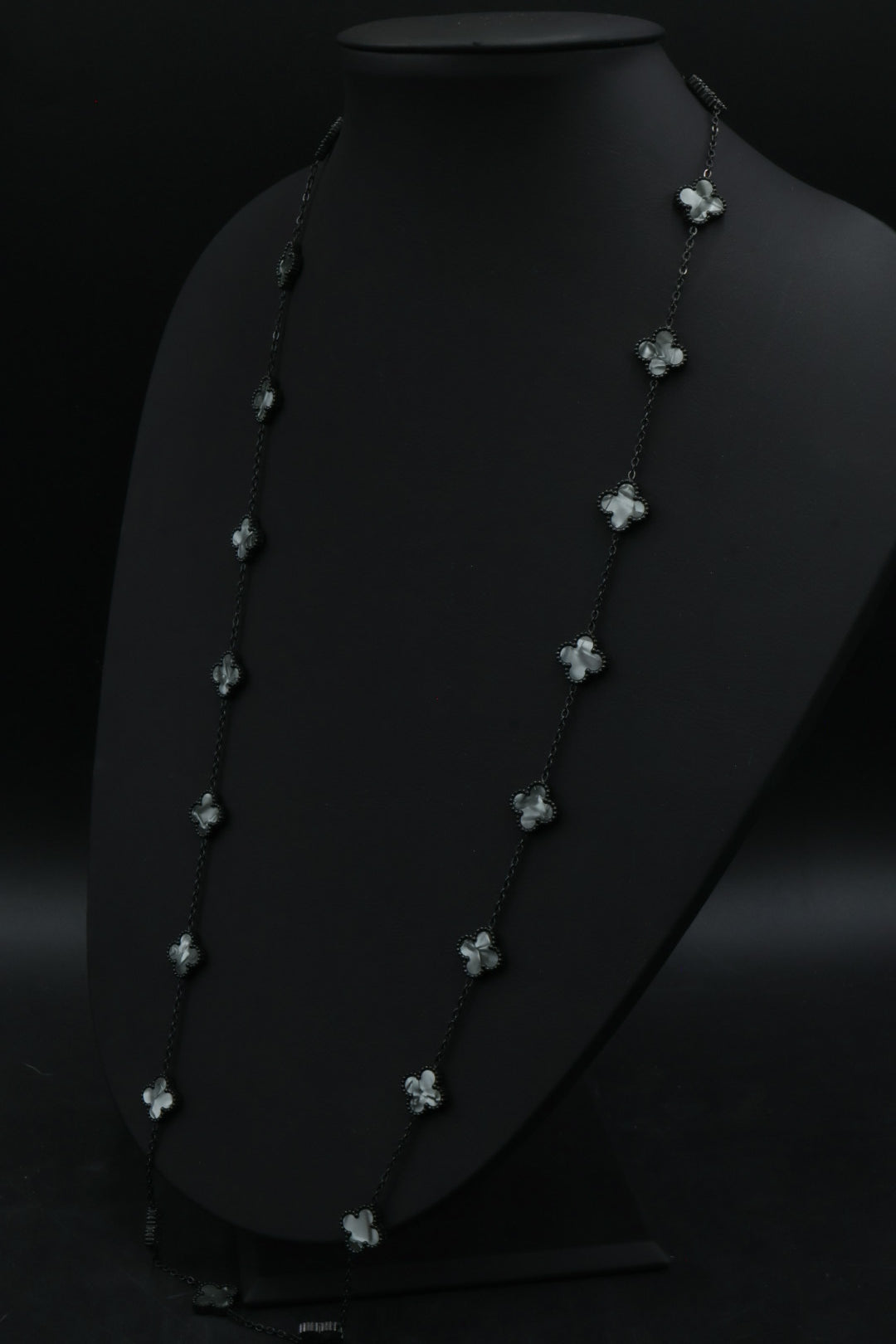 Collar Largo Trébol 13 mm Gris Marmolado. - Negro.