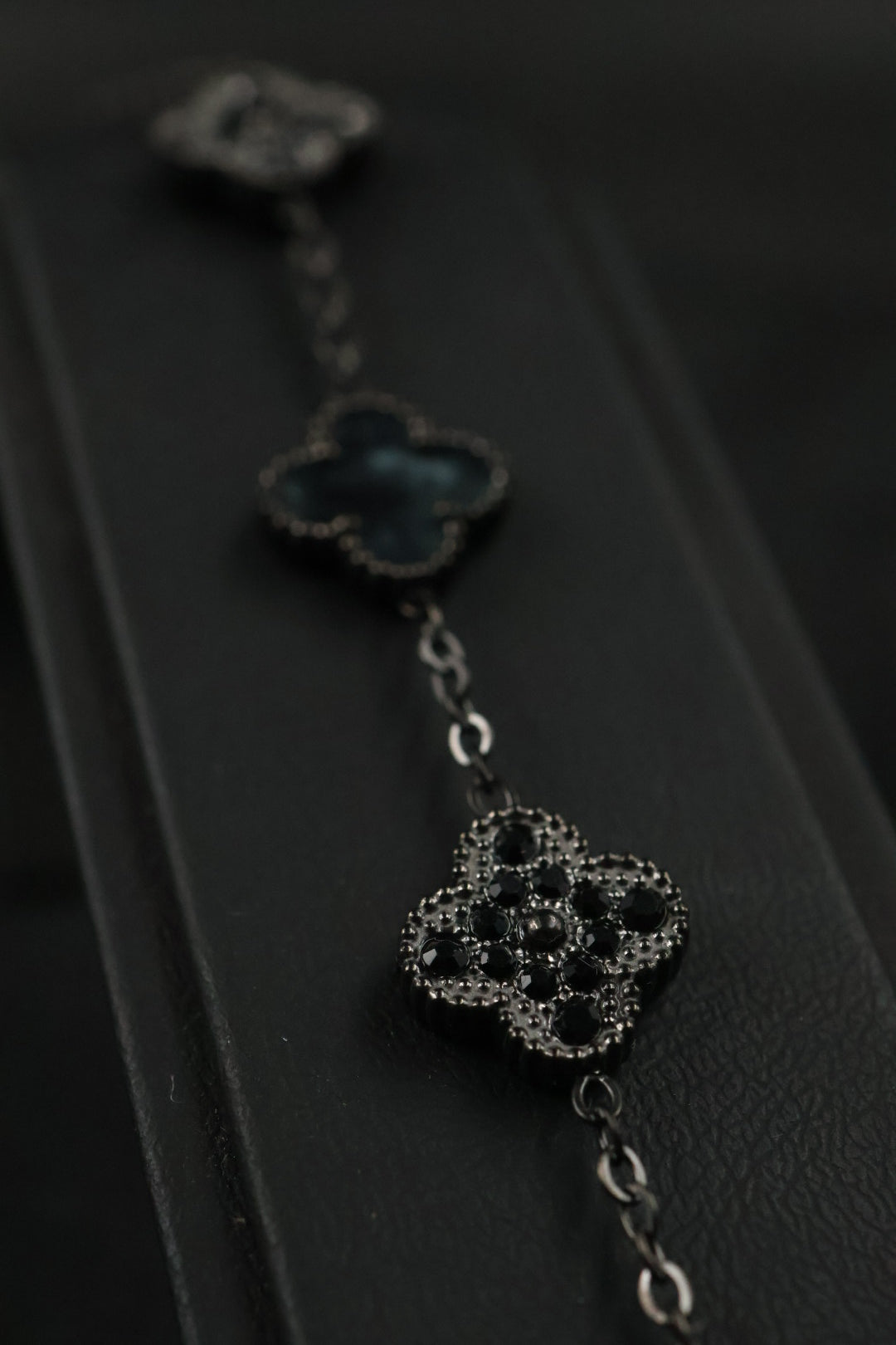 Pulsera Trébol Negro Mármol- Zirconias Negras.