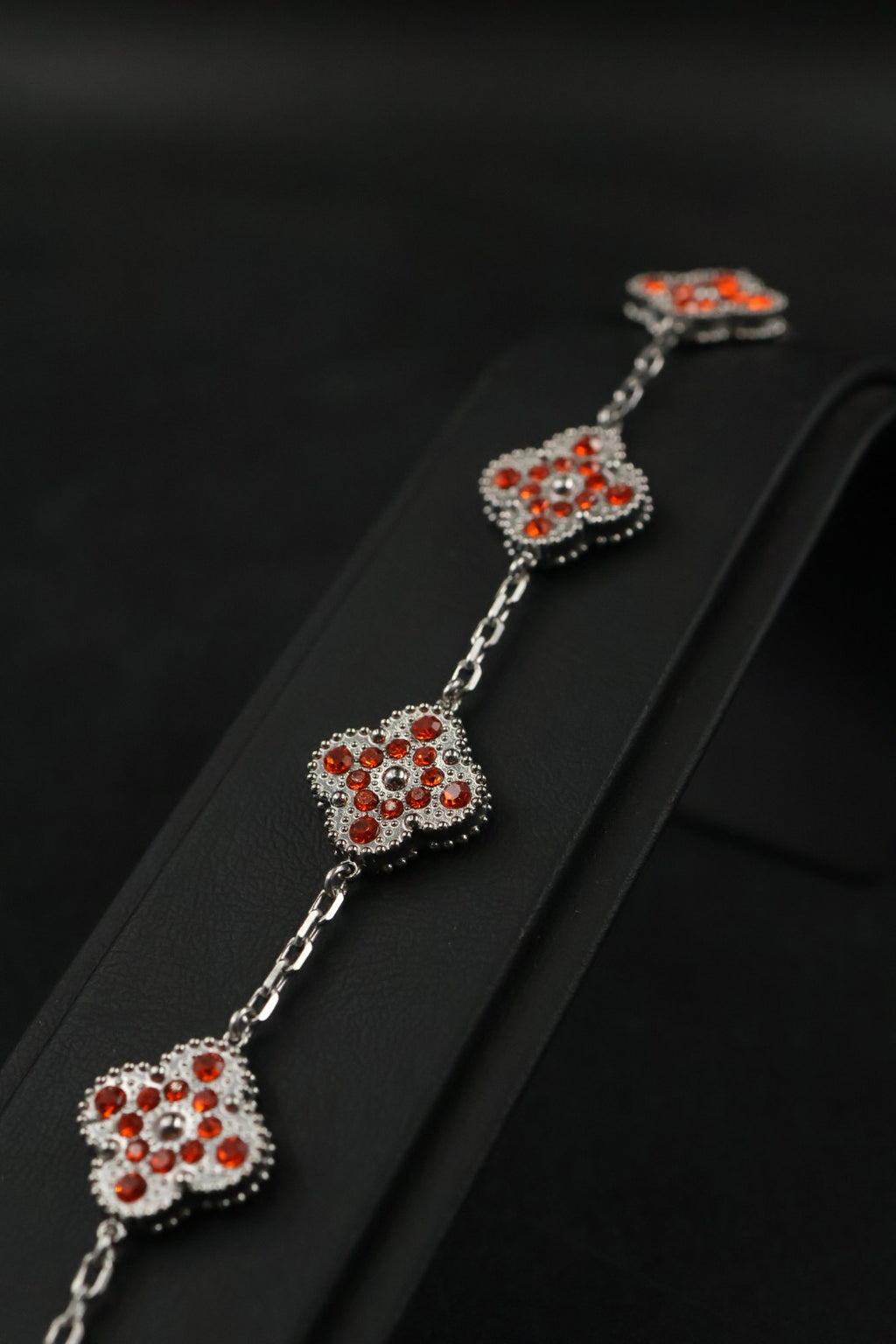 Pulsera Trébol Plateado - Zirconias Naranjas.