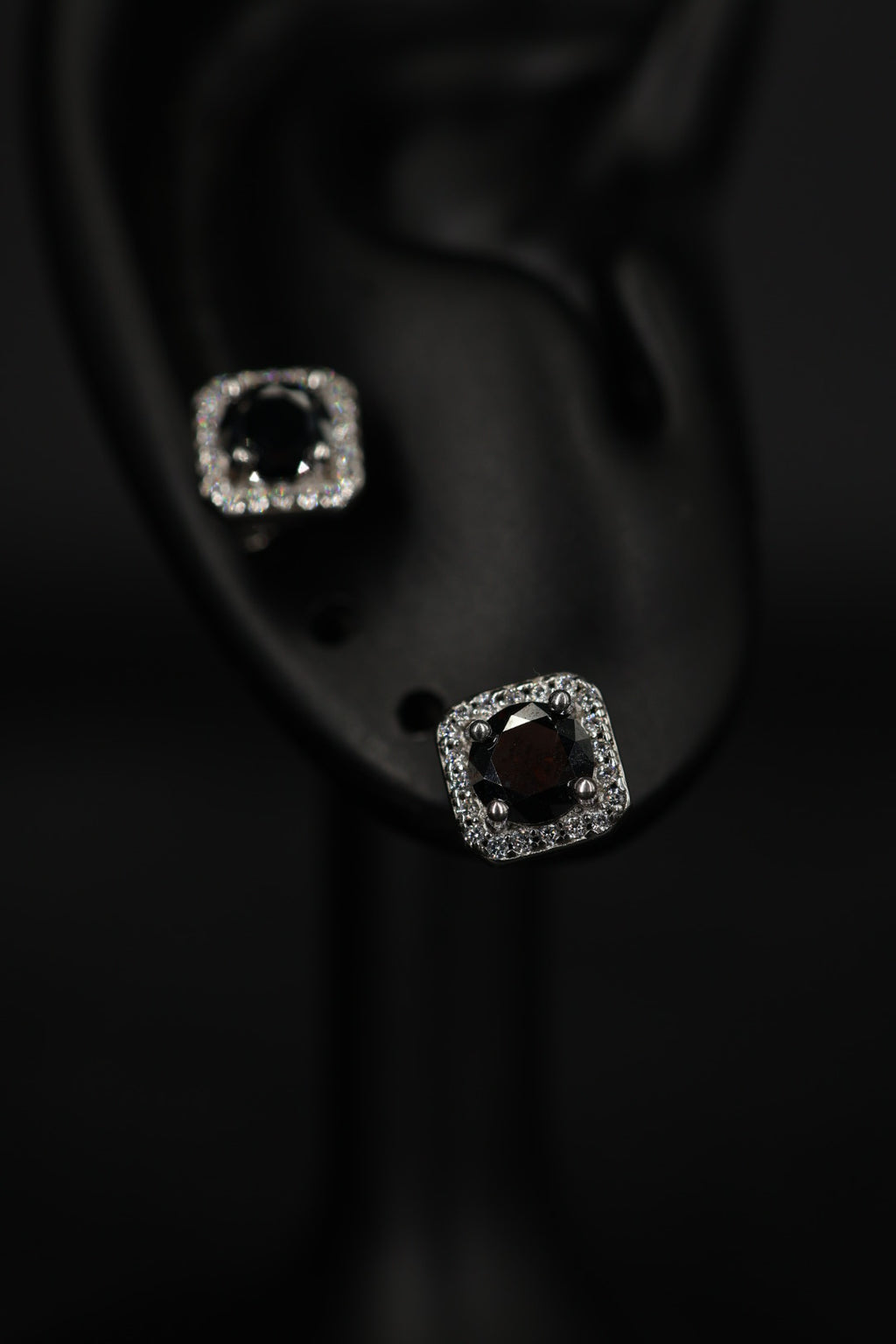 Aretes Box Plata .925 - Moissanita Black 0.5 ct.