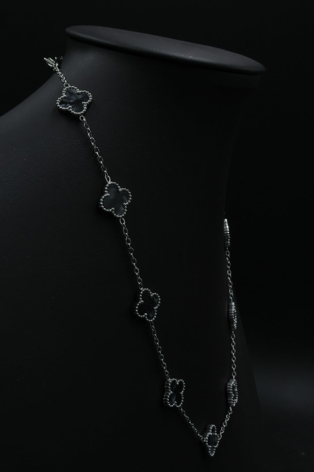 Collar Trébol 13 mm Negro Marmolado. - Plateado. 