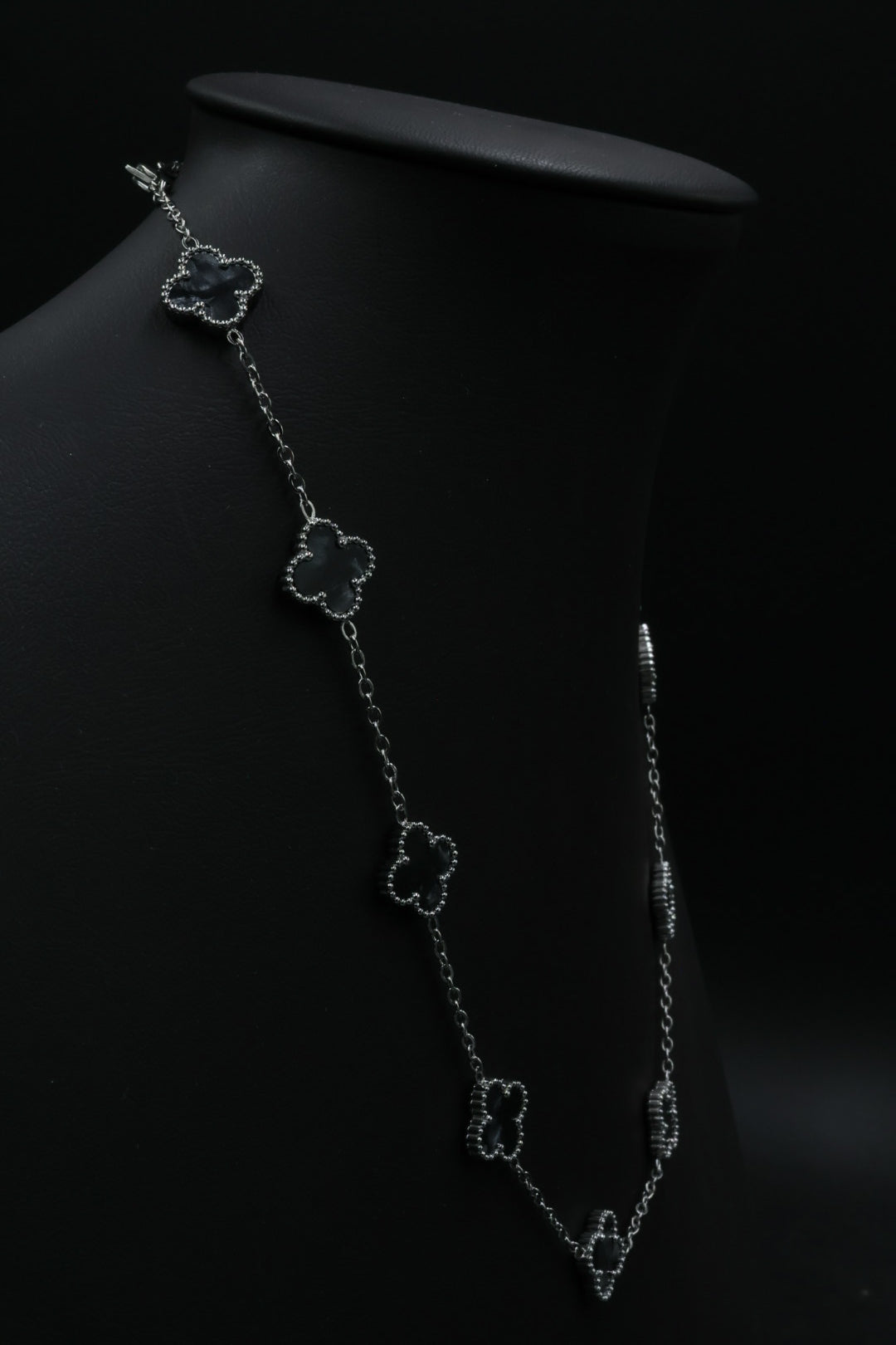 Collar Trébol Negro Marmoleado. - Plateado. 