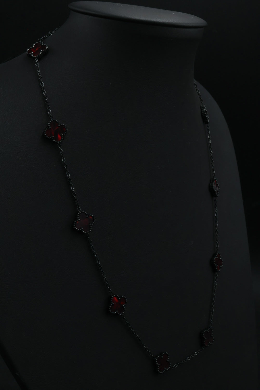Collar Trébol 13 mm Rojo Marmolado. - Negro.