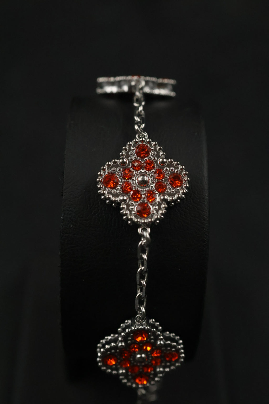 Pulsera Trébol Plateado - Zirconias Naranjas.