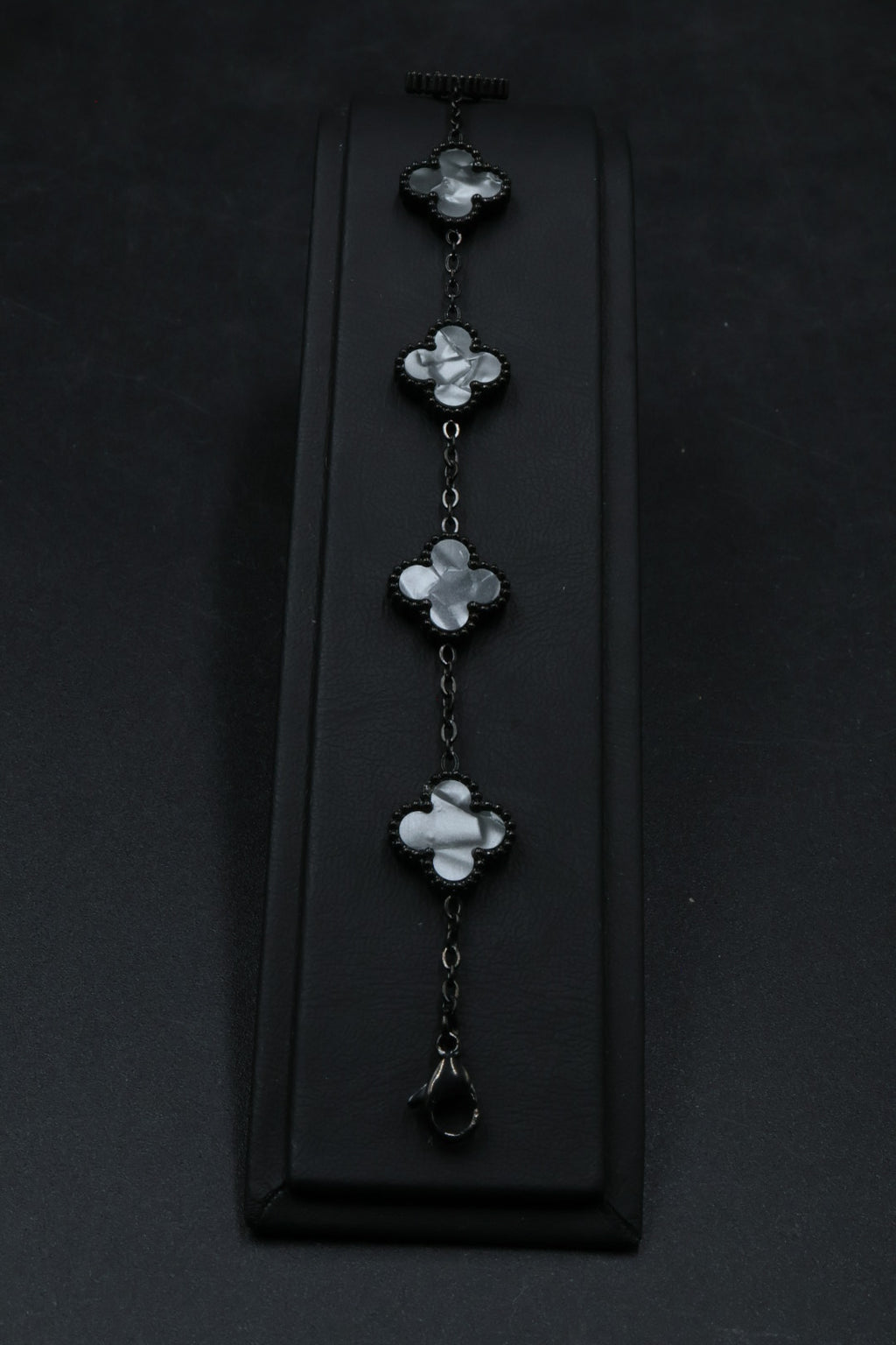Pulsera Negra Trébol 13 mm Mármol - Blanco.