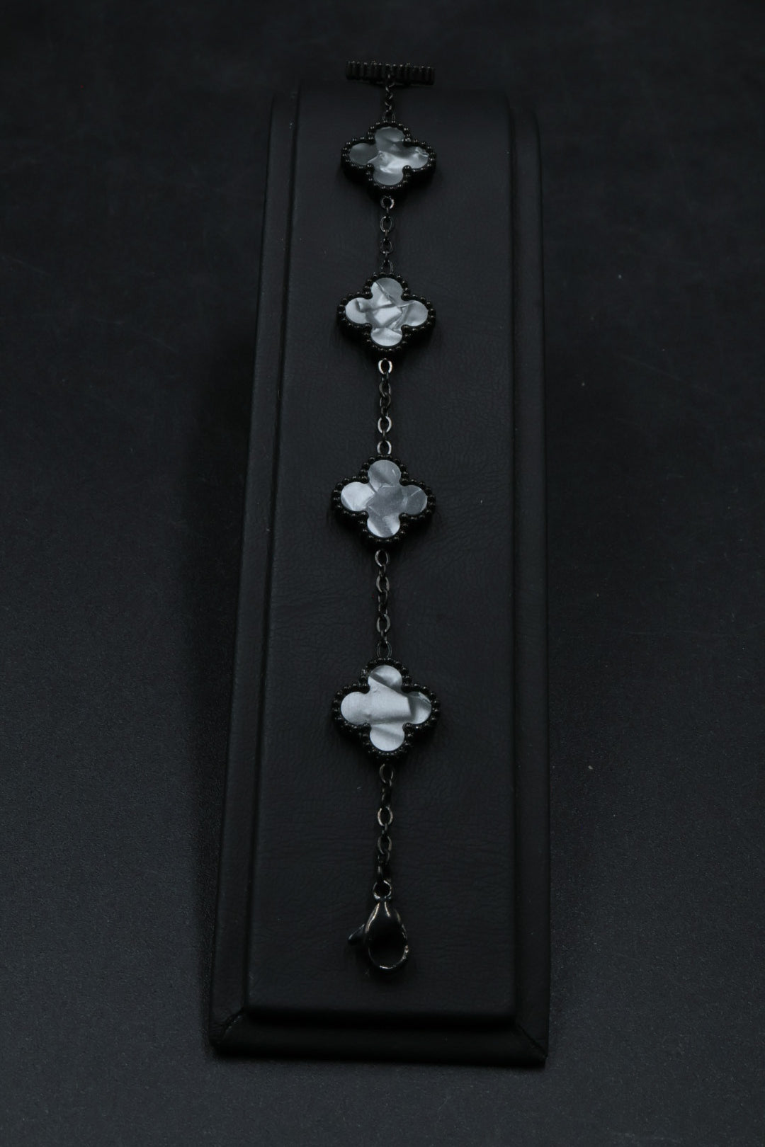Pulsera Negra Trébol 13 mm Mármol - Blanco.