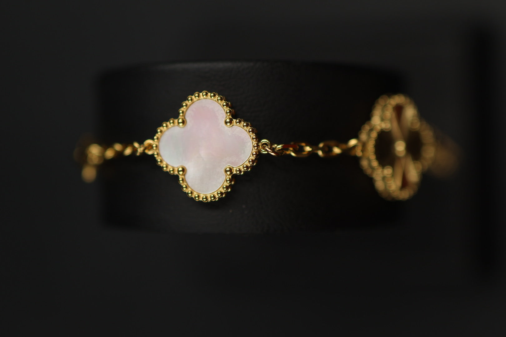 Pulsera Trébol Blanco Tornasol - Láser Dorado.