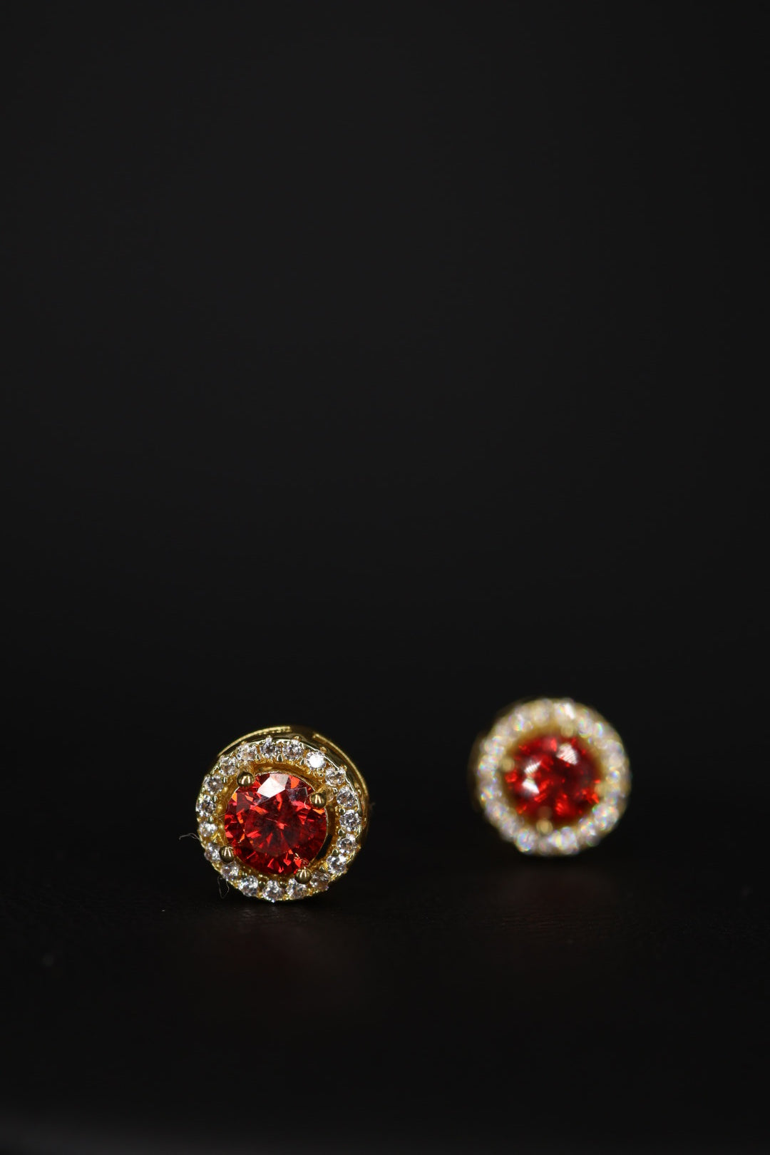 Aretes Circle Plata .925 Baño de Oro - Moissanita Red 0.5 ct.