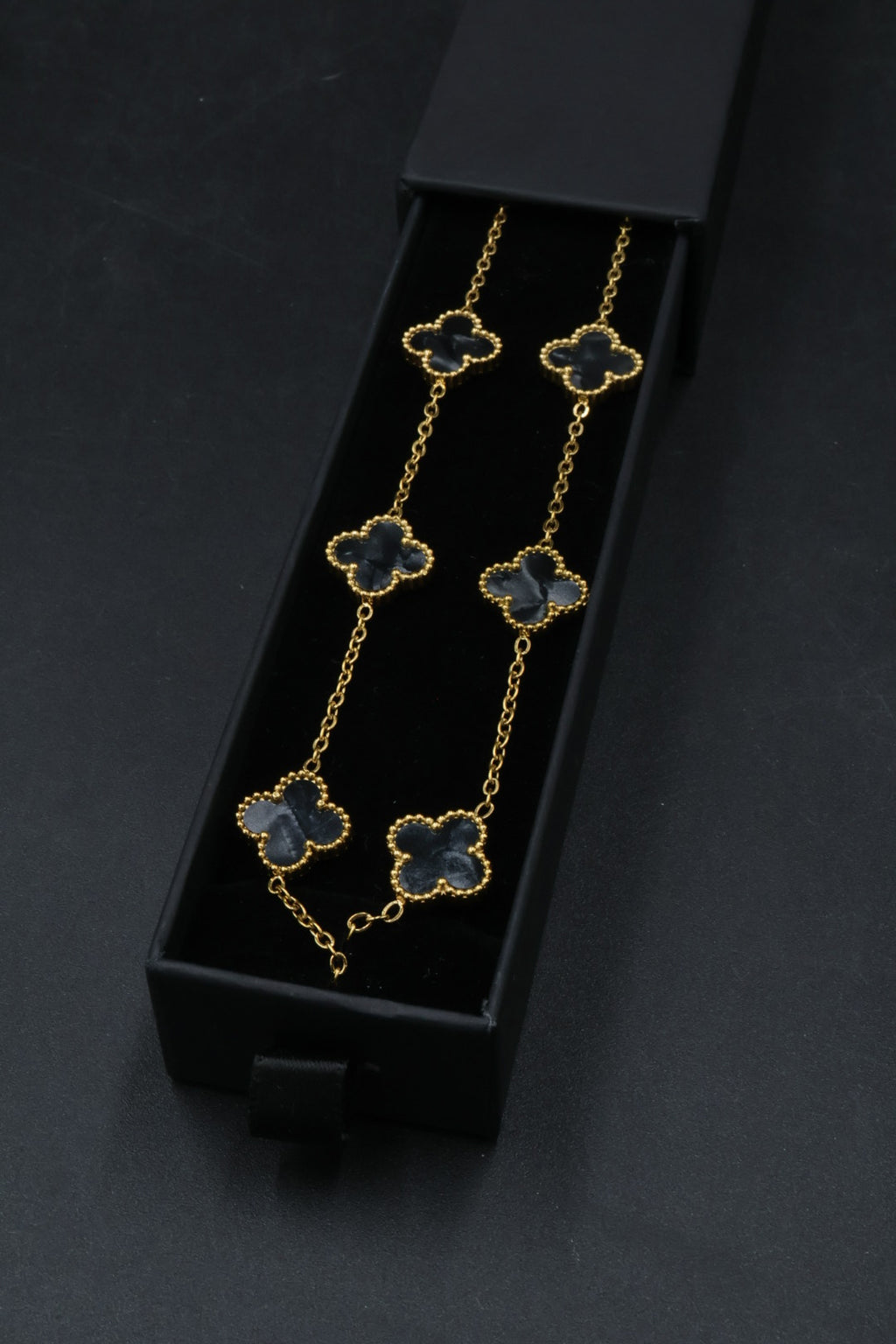 Collar Largo Trébol 13 mm Negro Marmolado. - Dorado.
