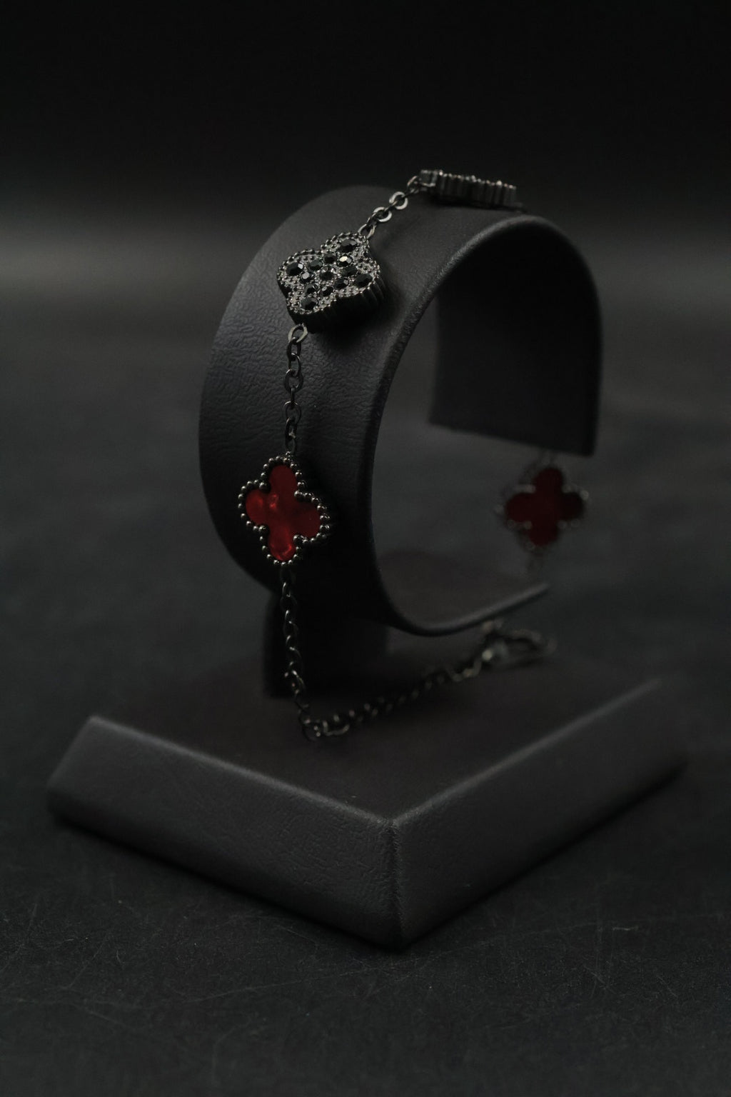 Pulsera Trébol Rojo Mármol- Zirconias Negras.