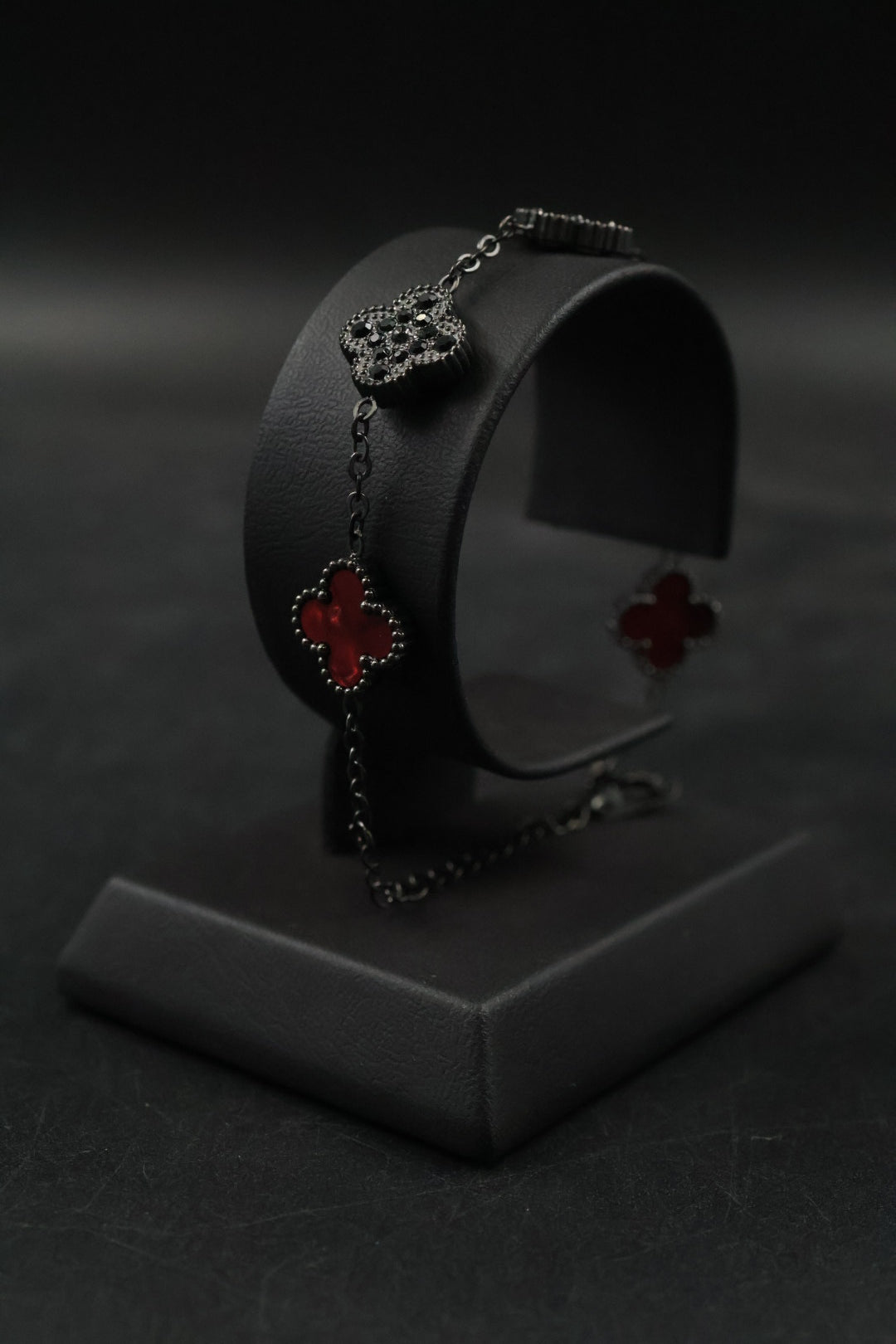 Pulsera Trébol Rojo Mármol- Zirconias Negras.