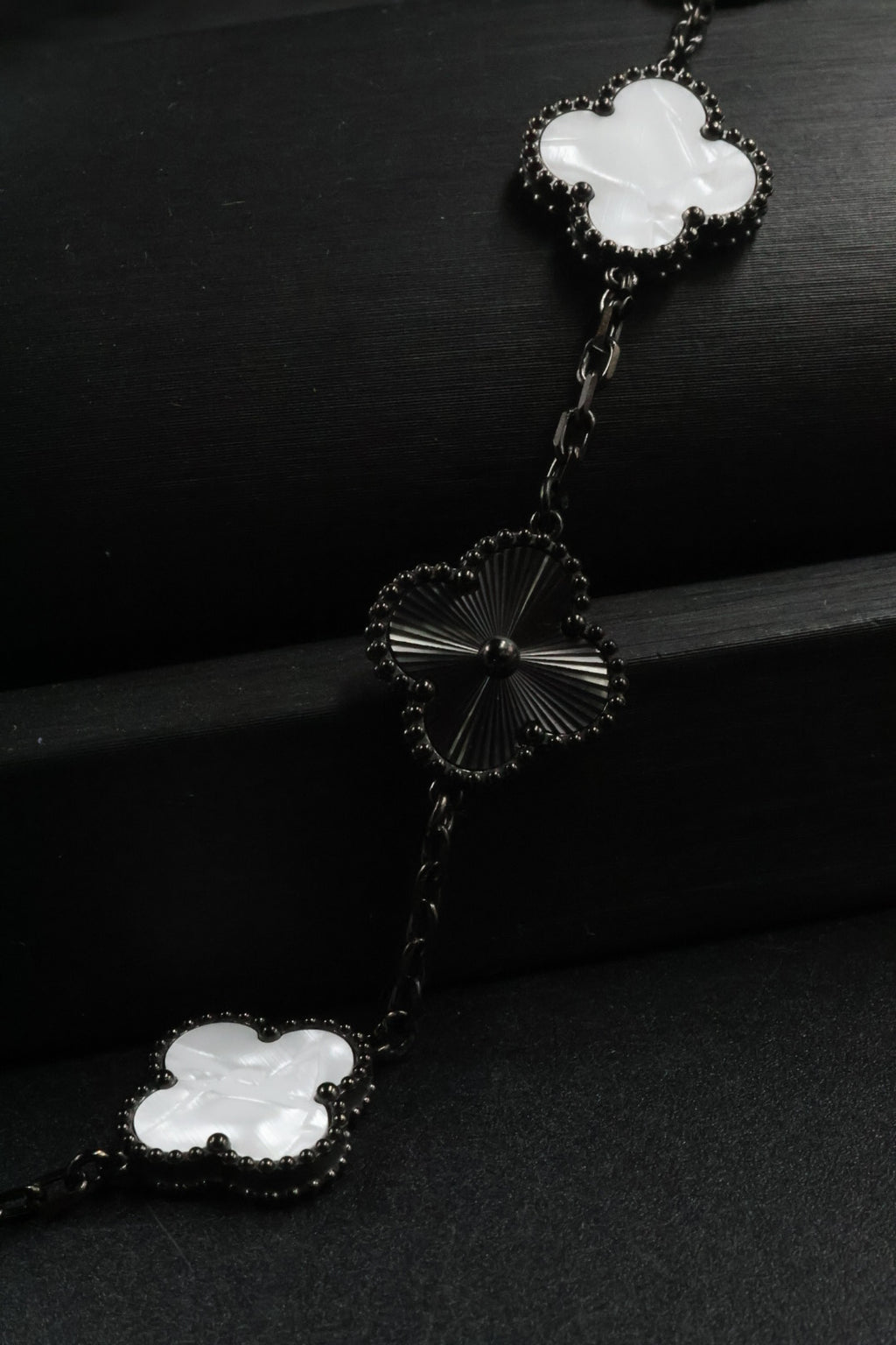 Pulsera Trébol Blanco Nácar - Láser Negro.