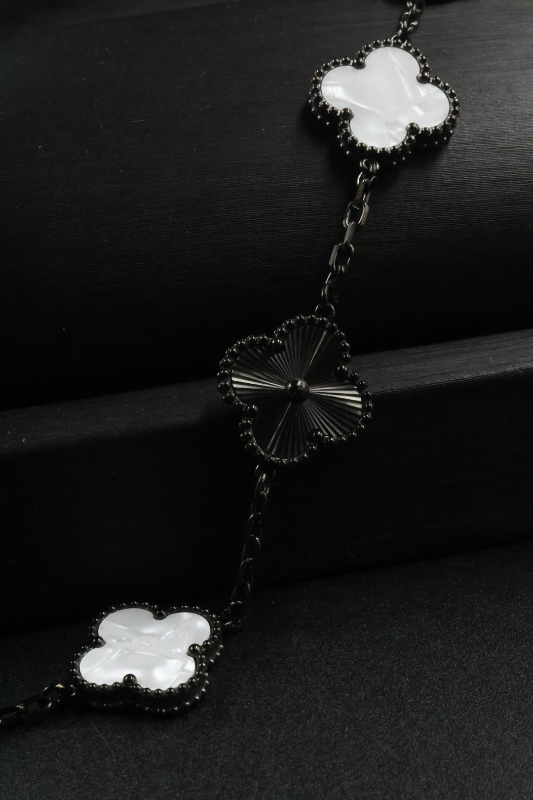 Pulsera Trébol Blanco Nácar - Láser Negro.