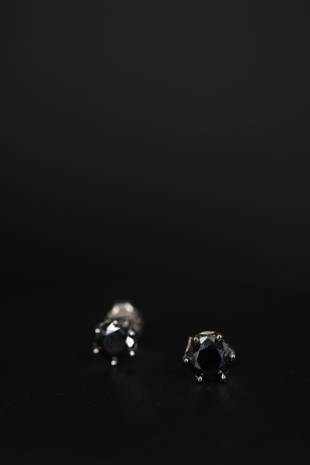 Aretes Plata .925 - Moissanita Black 0.5 ct.