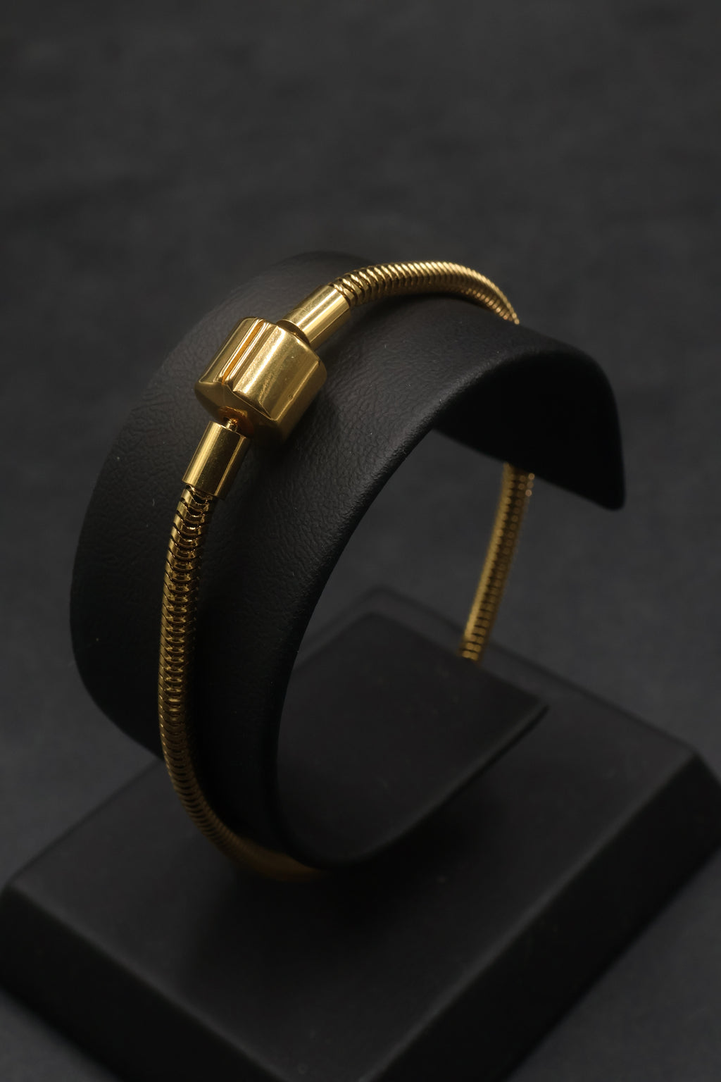 Pulsera dorada tipo Pandora 2.