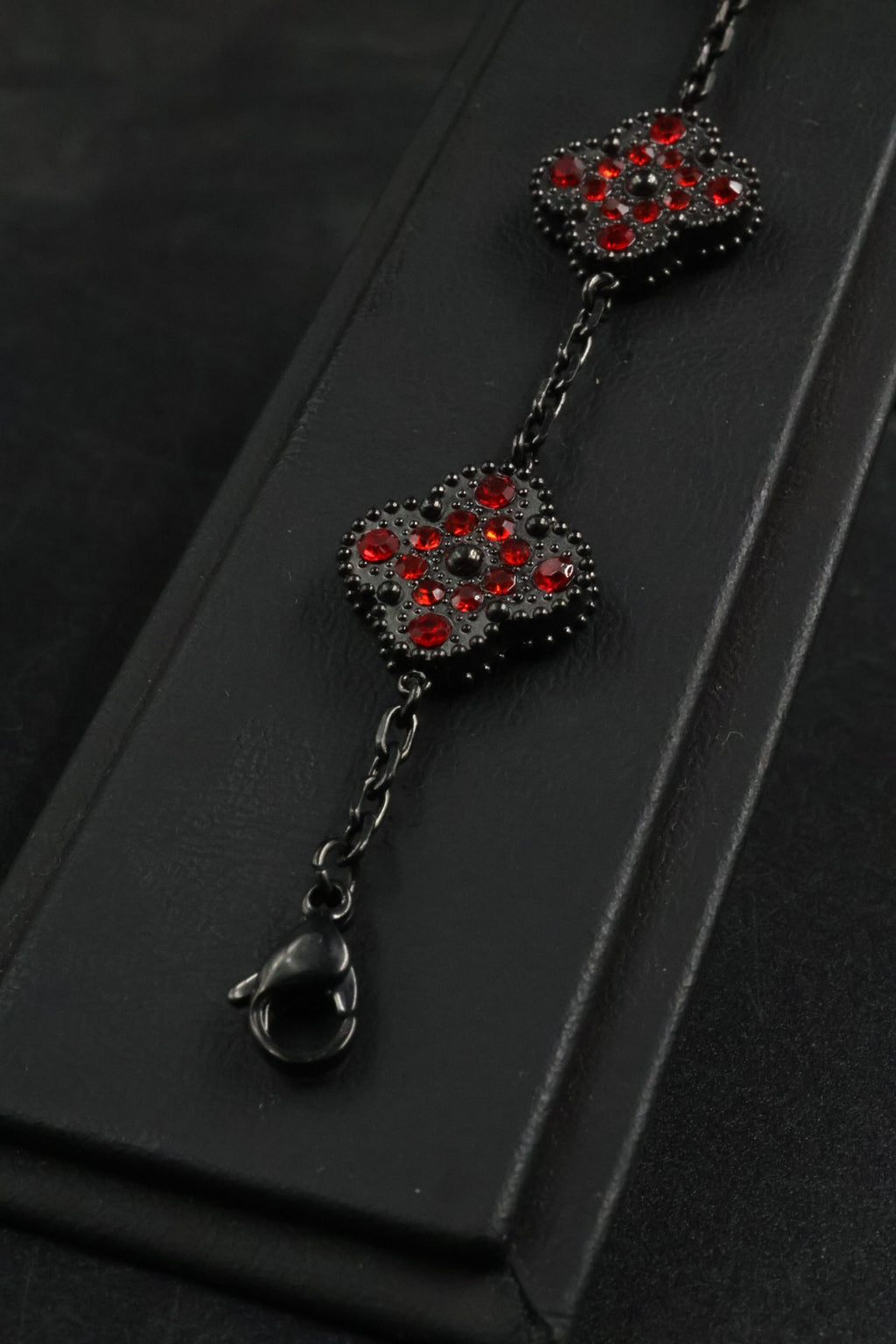 Pulsera Trébol Negro - Zirconias Rojo.