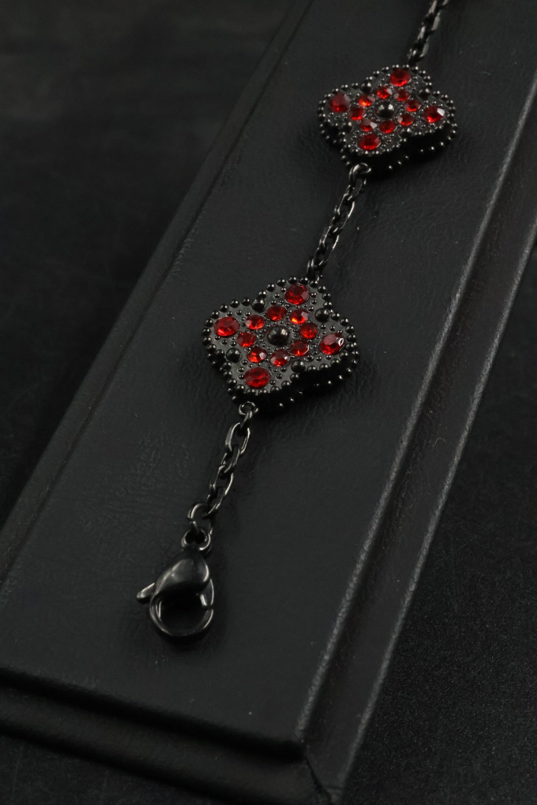 Pulsera Trébol Negro - Zirconias Rojo.