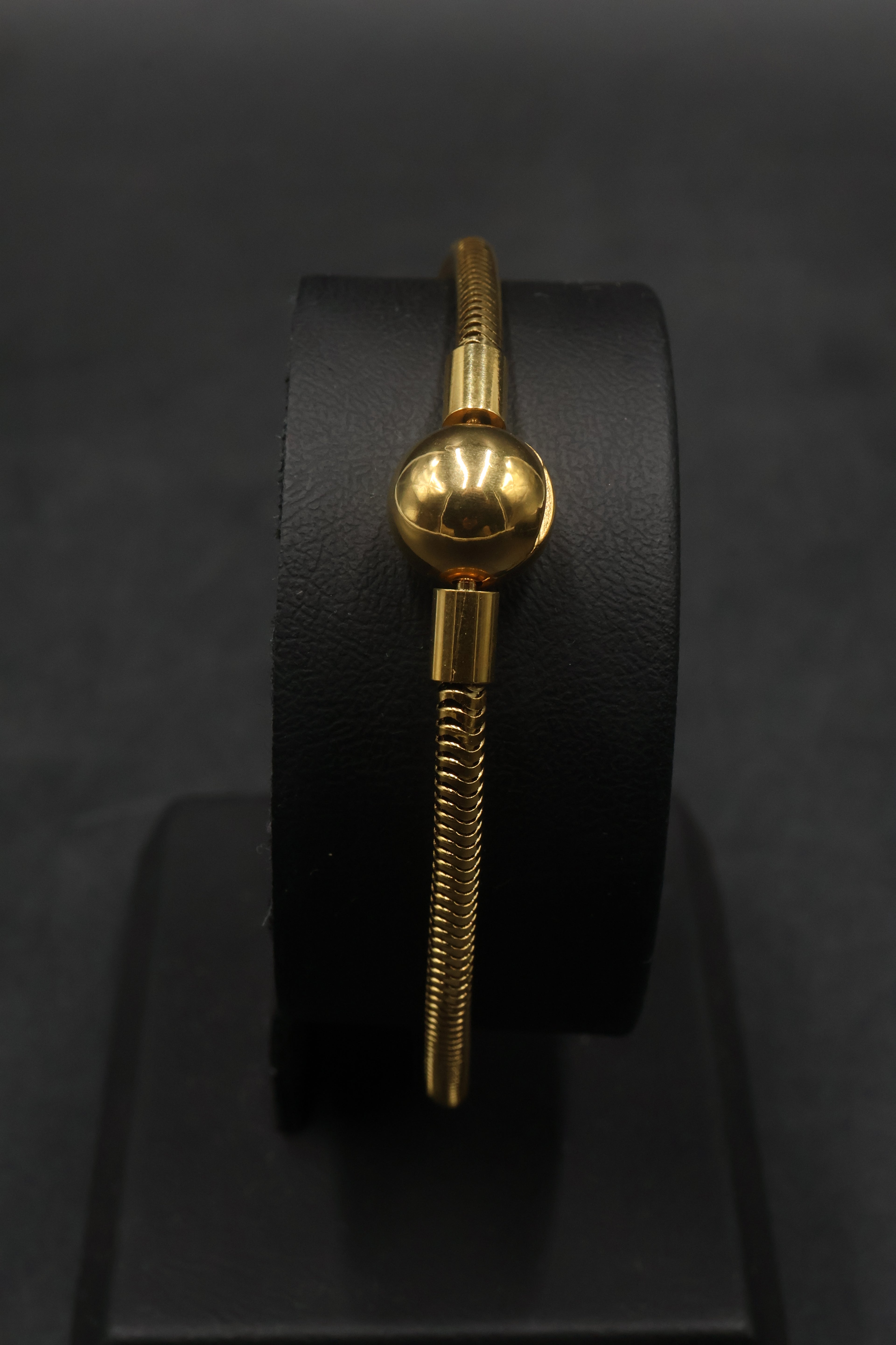 Pulsera dorada tipo Pandora 7.