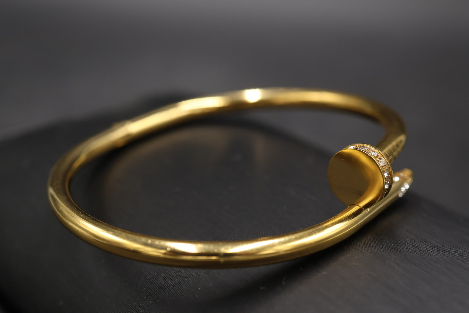 Pulsera Brazalete Clavo Drill - Dorado Zirconias.