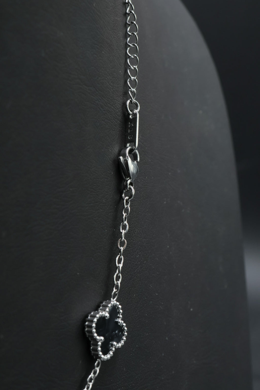 Collar Trébol 13 mm Negro Marmolado. - Plateado. 