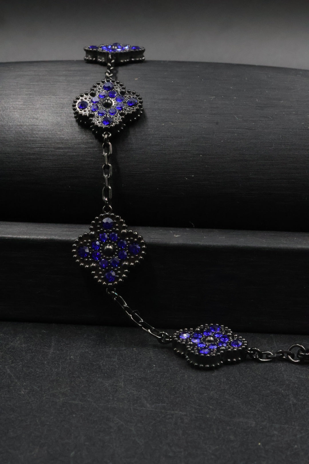 Pulsera Trébol Negro - Zirconias Azul.