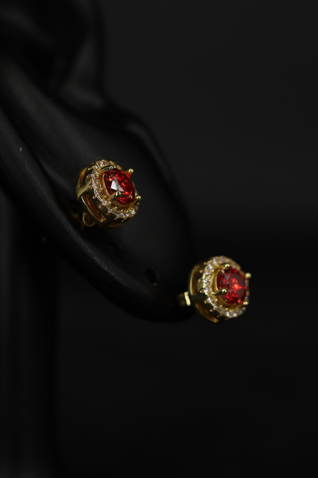 Aretes Circle Plata .925 Baño de Oro - Moissanita Red 0.5 ct.