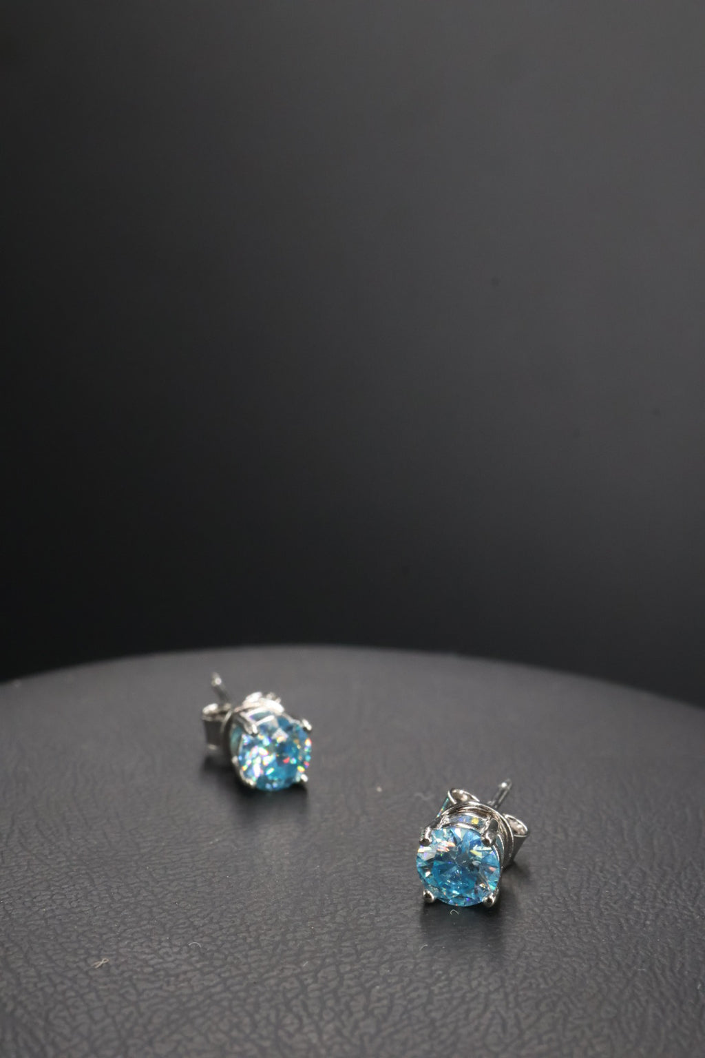 Aretes Plata .925 - Moissanita Navy Blue 0.5 ct.