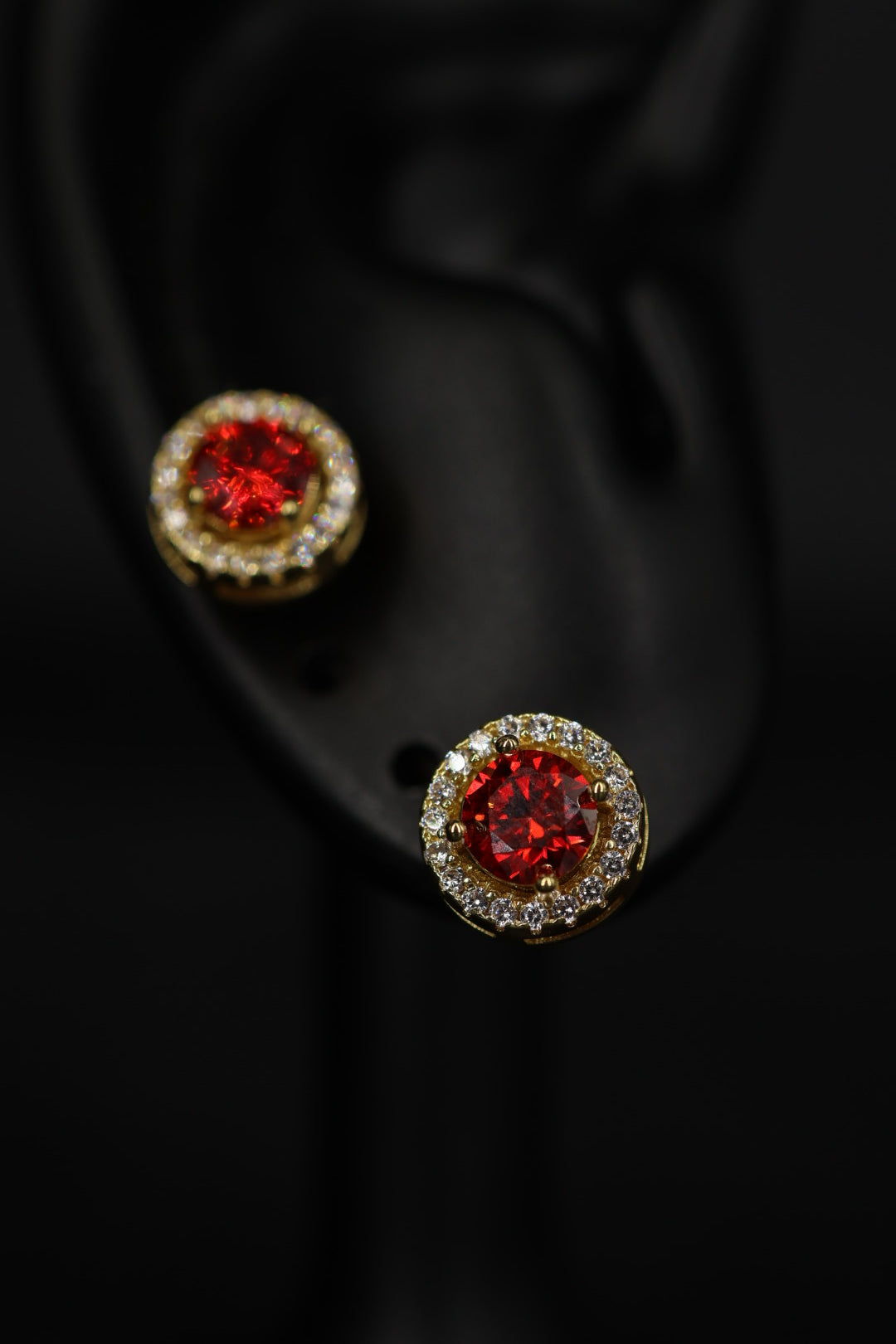 Aretes Circle Plata .925 Baño de Oro - Moissanita Red 0.5 ct.