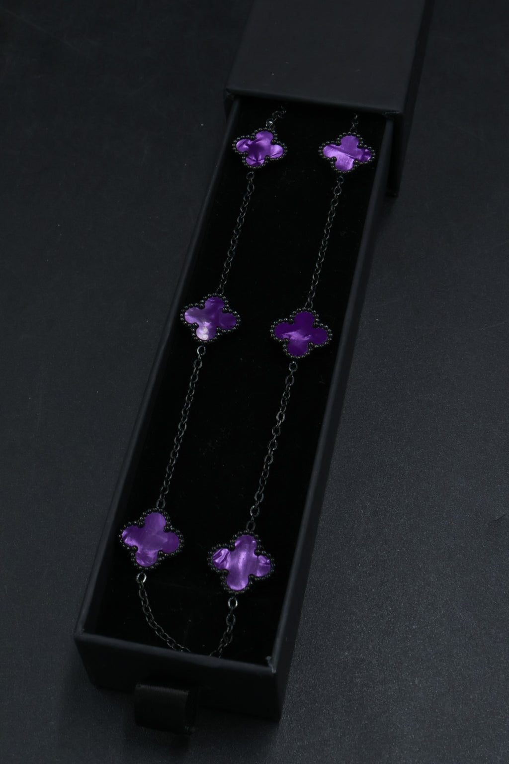 Collar Largo Trébol 13 mm Morado Marmolado. - Negro.