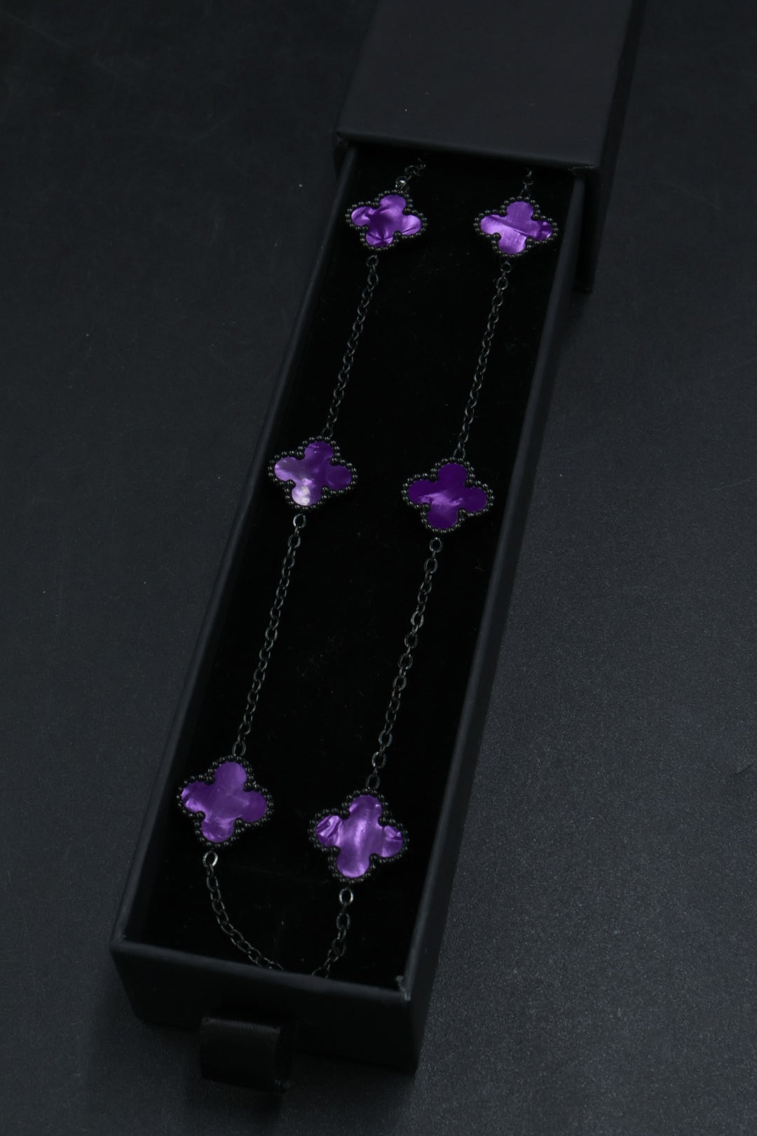 Collar Largo Trébol 13 mm Morado Marmolado. - Negro.