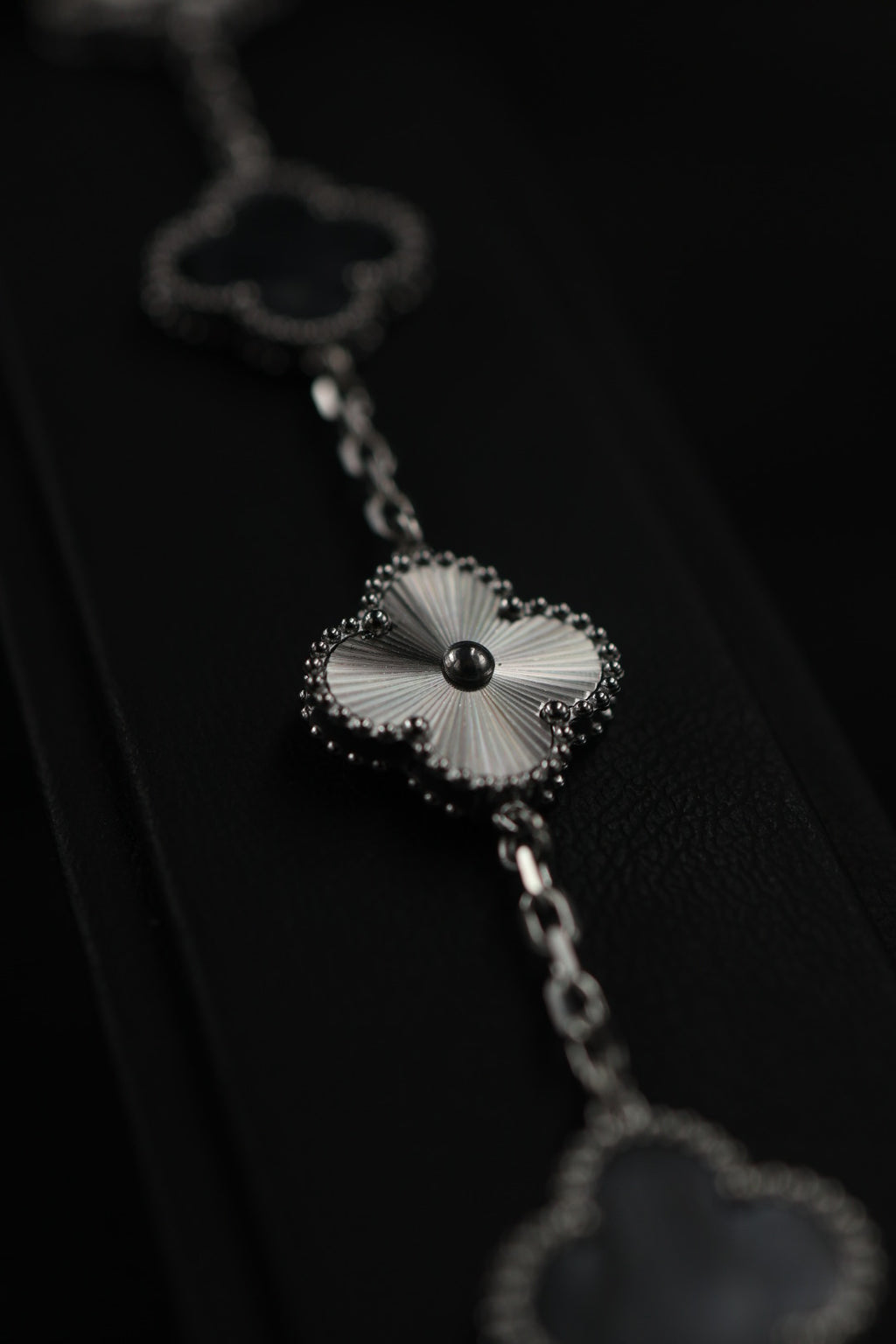 Pulsera Trébol Negro Mármol- Láser Plateado.