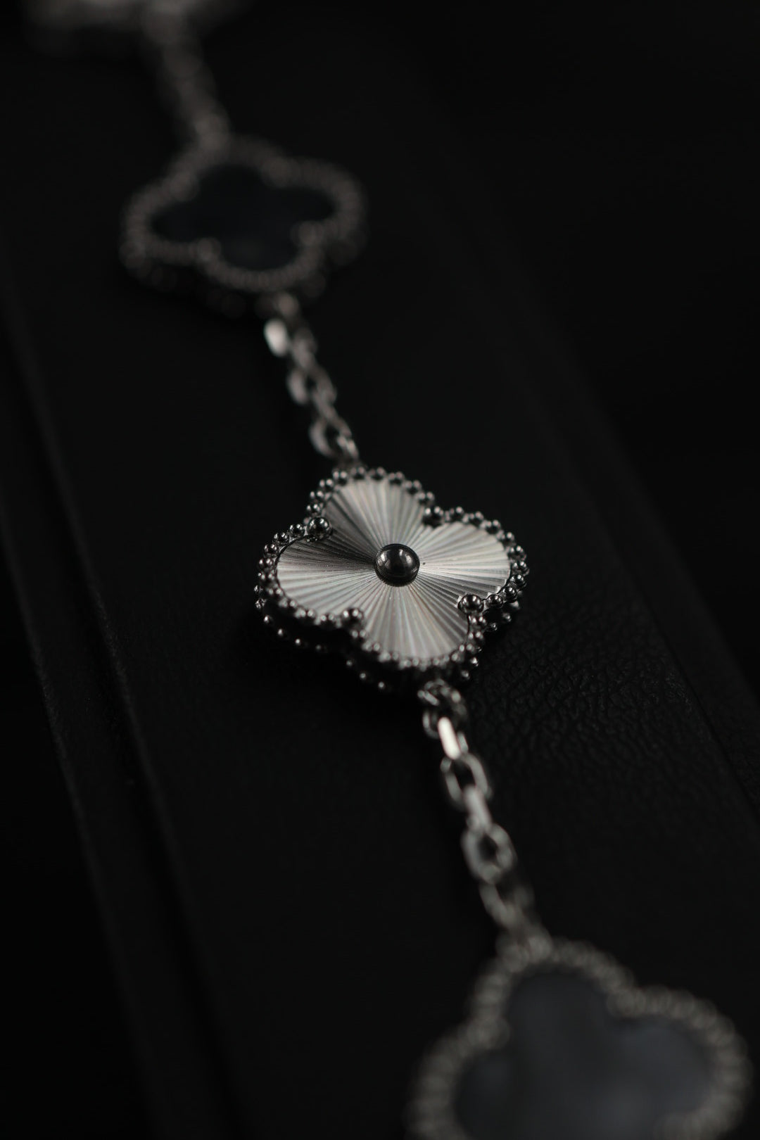 Pulsera Trébol Negro Mármol- Láser Plateado.
