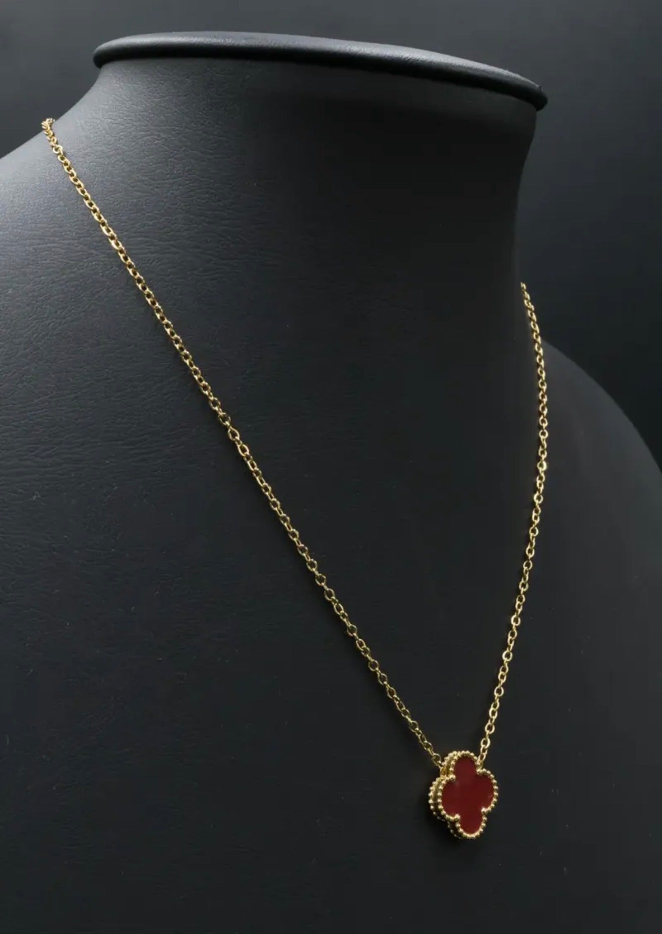 Collar 1 trébol - Dorado / Rojo.