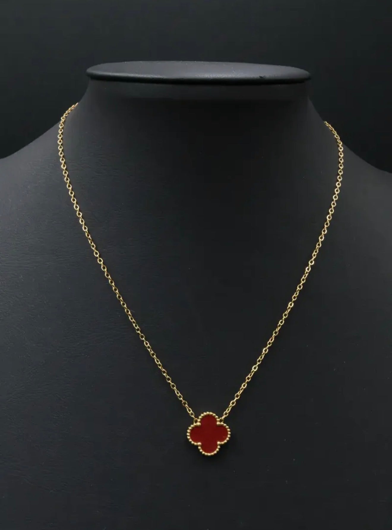 Collar 1 trébol - Dorado / Rojo.