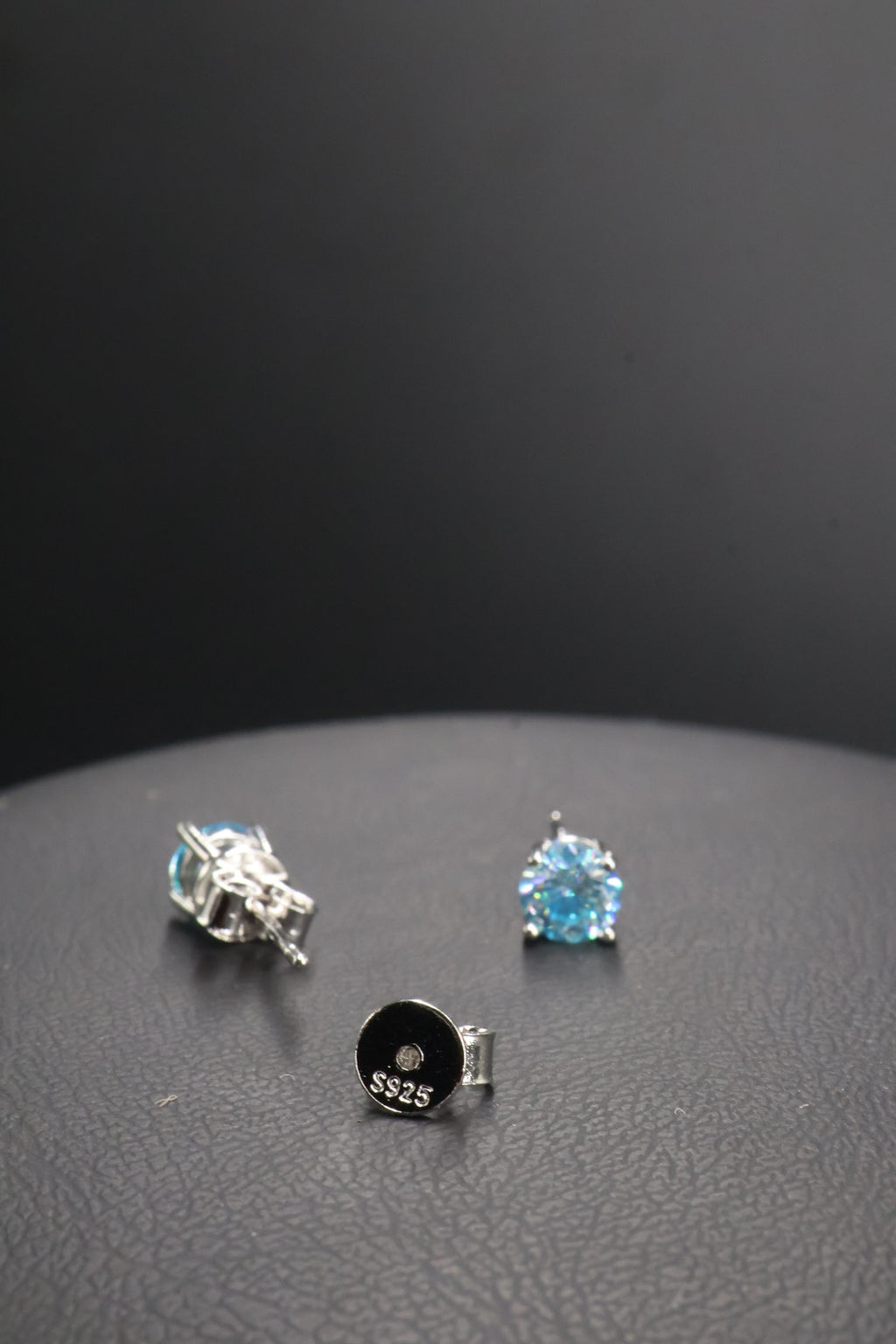 Aretes Plata .925 - Moissanita Navy Blue 0.5 ct.