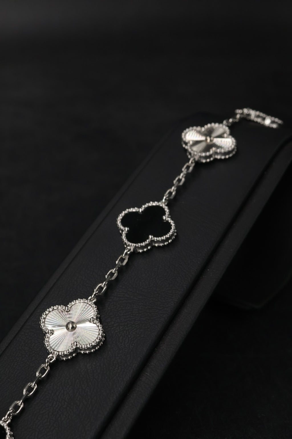 Pulsera Trébol Negro - Láser Plateado.