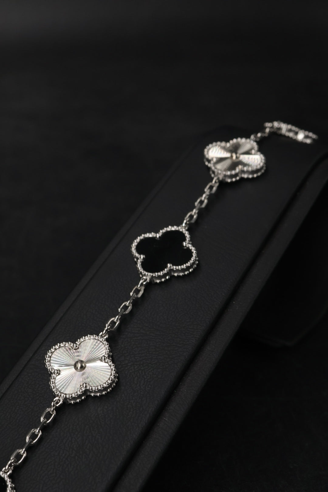 Pulsera Trébol Negro - Láser Plateado.