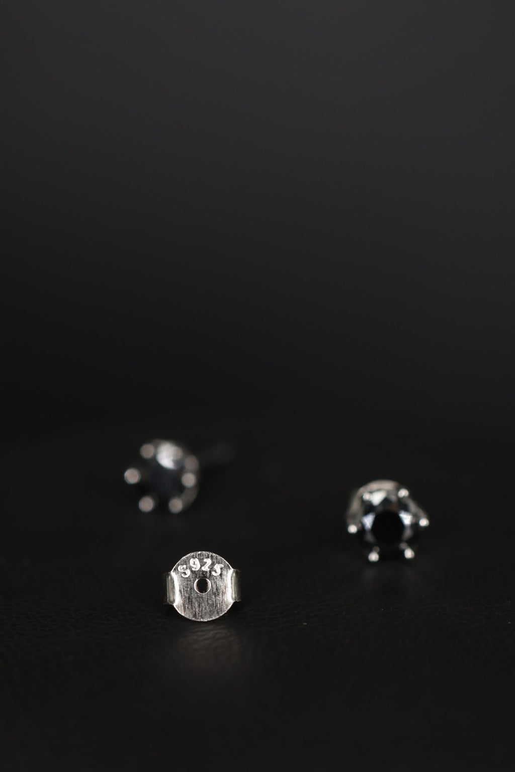 Aretes Plata .925 - Moissanita Black 0.5 ct.