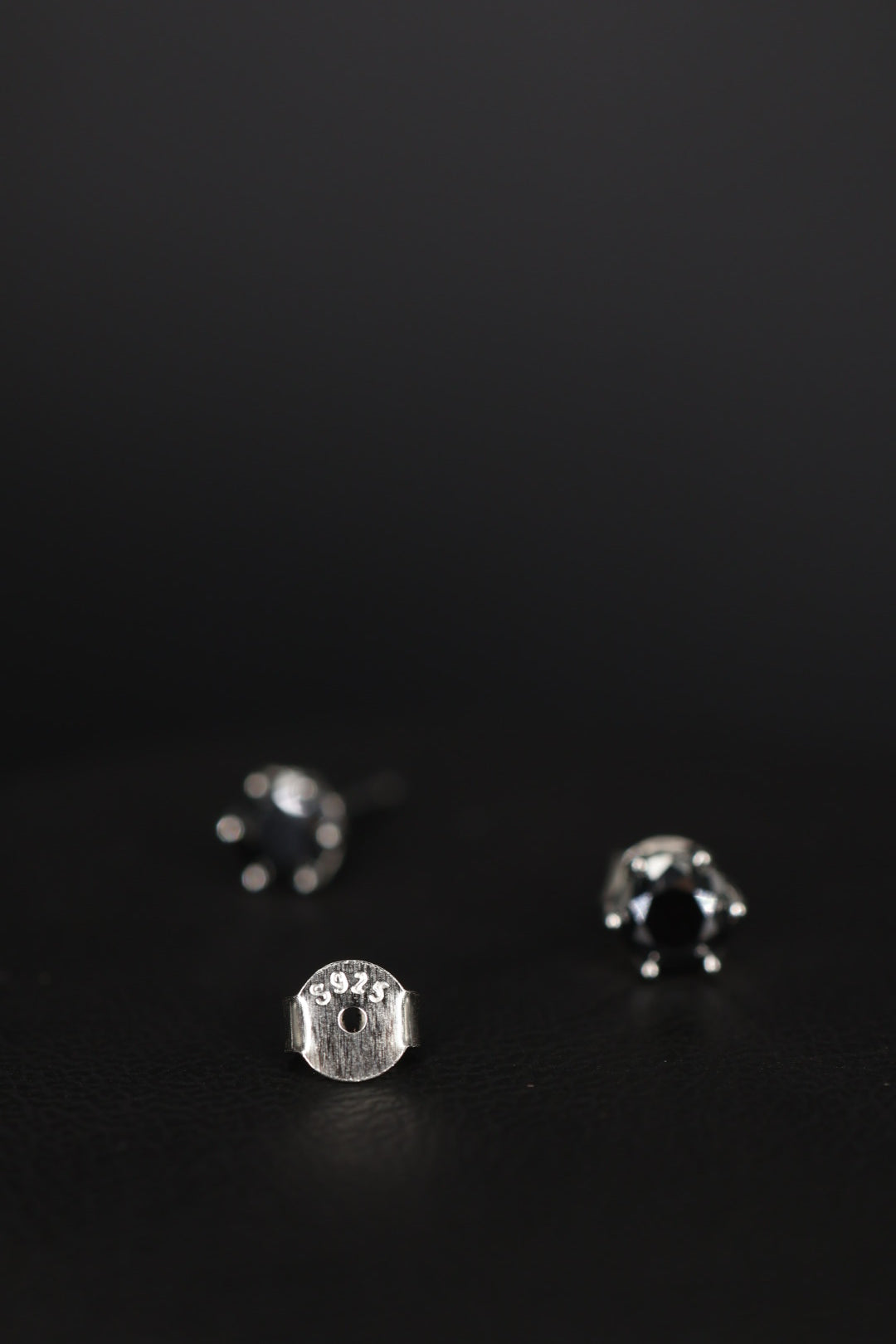 Aretes Plata .925 - Moissanita Black 0.5 ct.