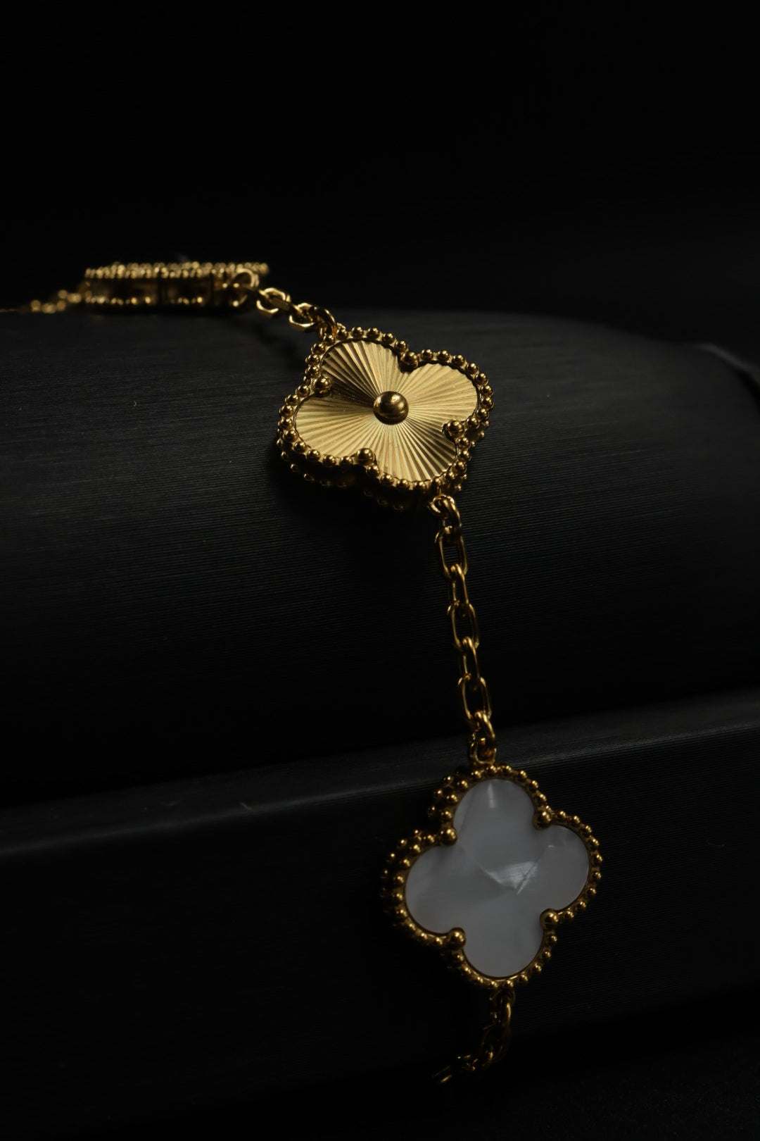 Pulsera Trébol Blanco Nácar - Láser Dorado.
