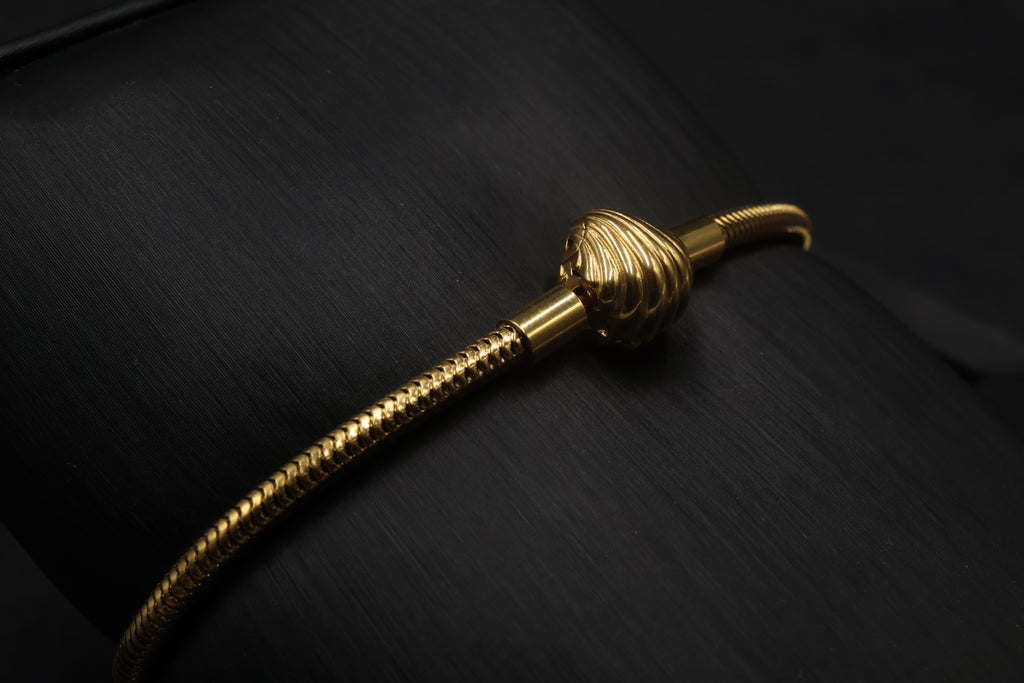 Pulsera dorada tipo Pandora 3.