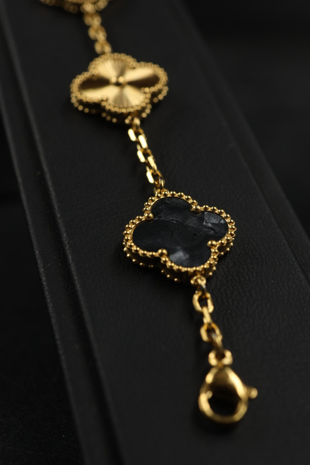 Pulsera Trébol Negro Mármol- Láser Dorado.