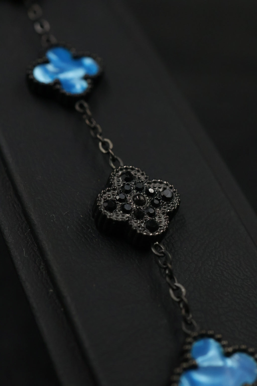 Pulsera Trébol Azul Rey Mármol- Zirconias Negras.