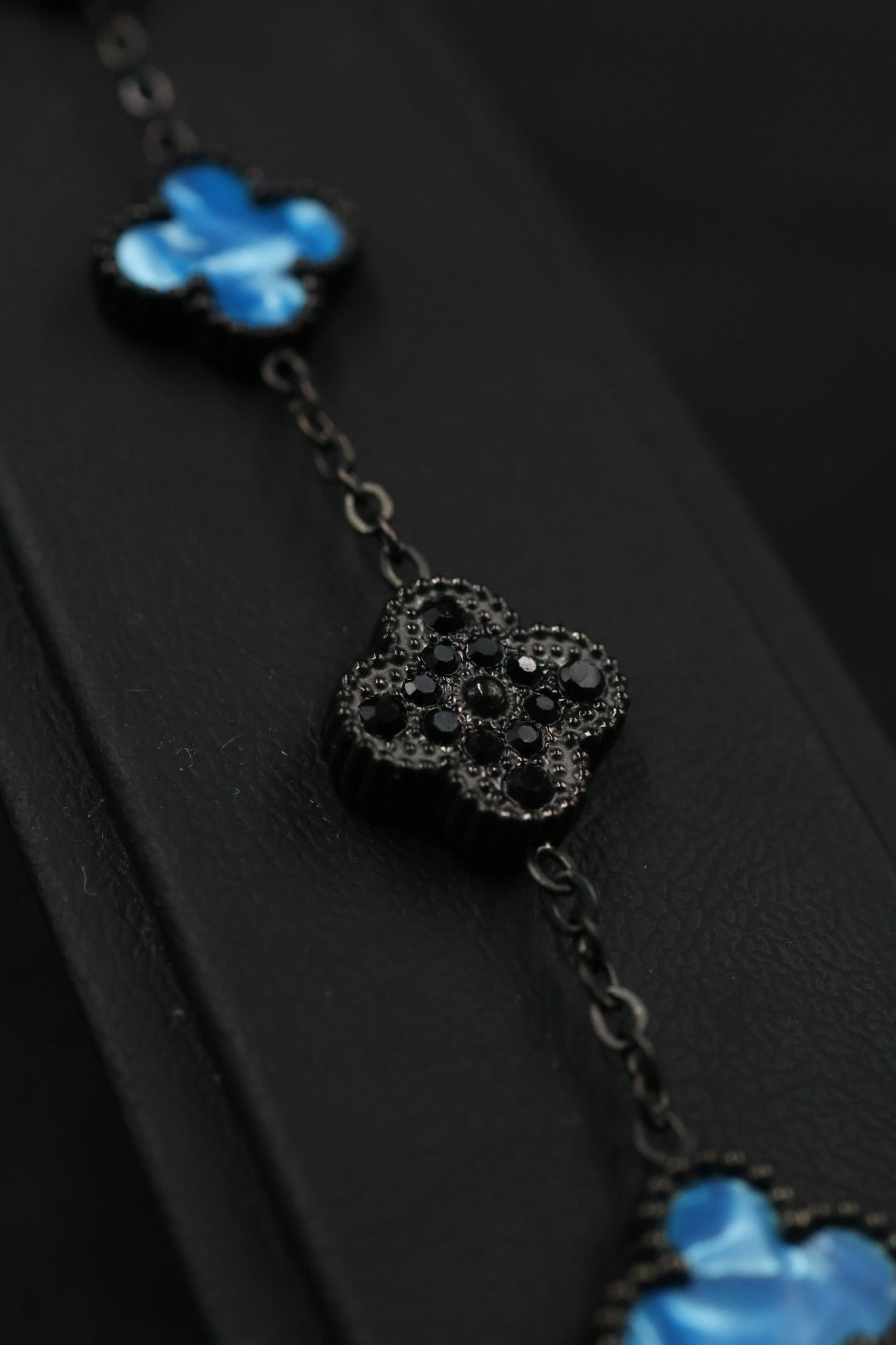 Pulsera Trébol Azul Rey Mármol- Zirconias Negras.