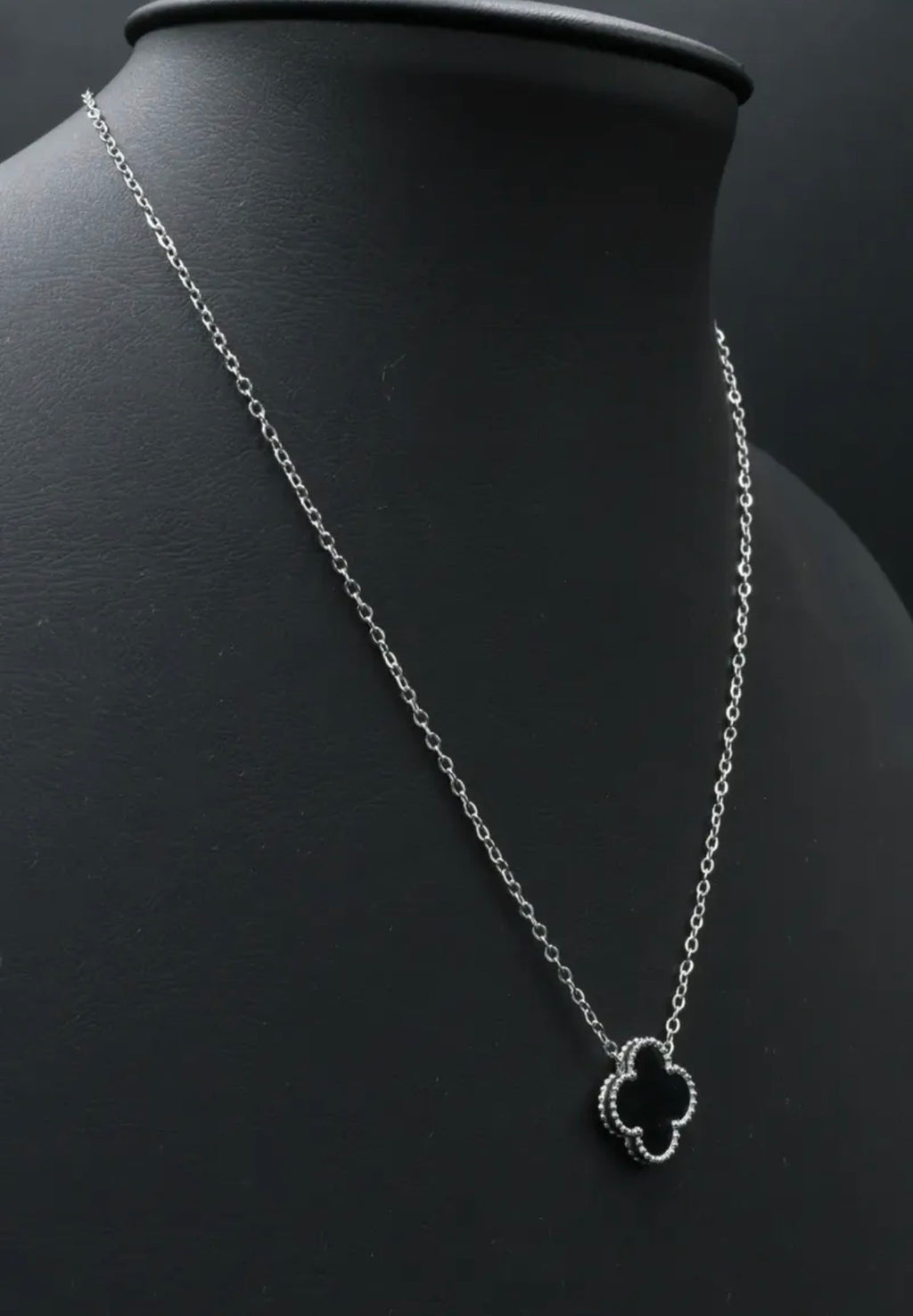 Collar 1 trébol - Plateado / Negro.